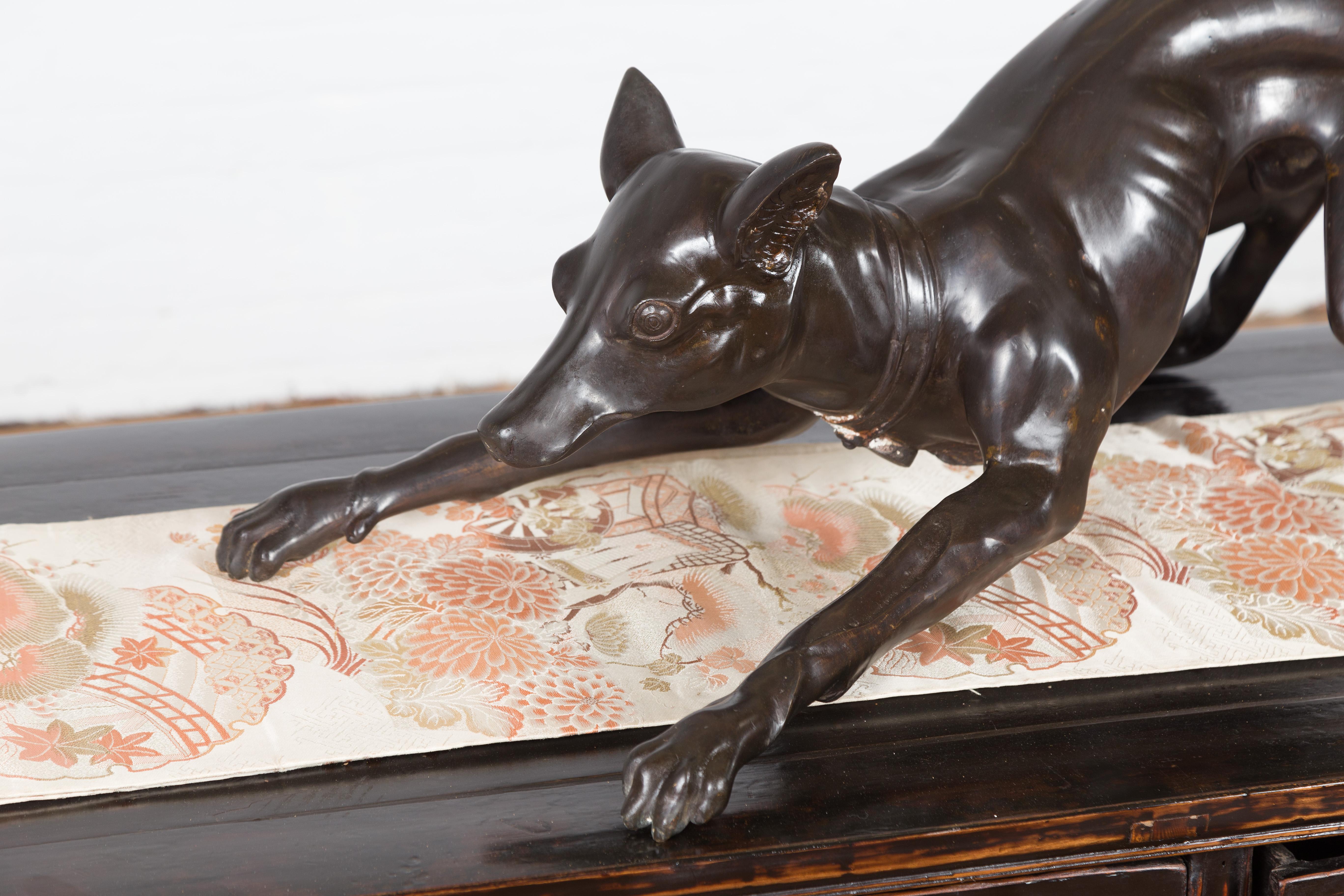 Statue vintage en bronze coulé à la cire perdue d'un chien de lévrier en position ludique en vente 3