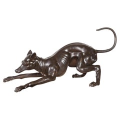 Statue vintage en bronze coulé à la cire perdue d'un chien de lévrier en position ludique
