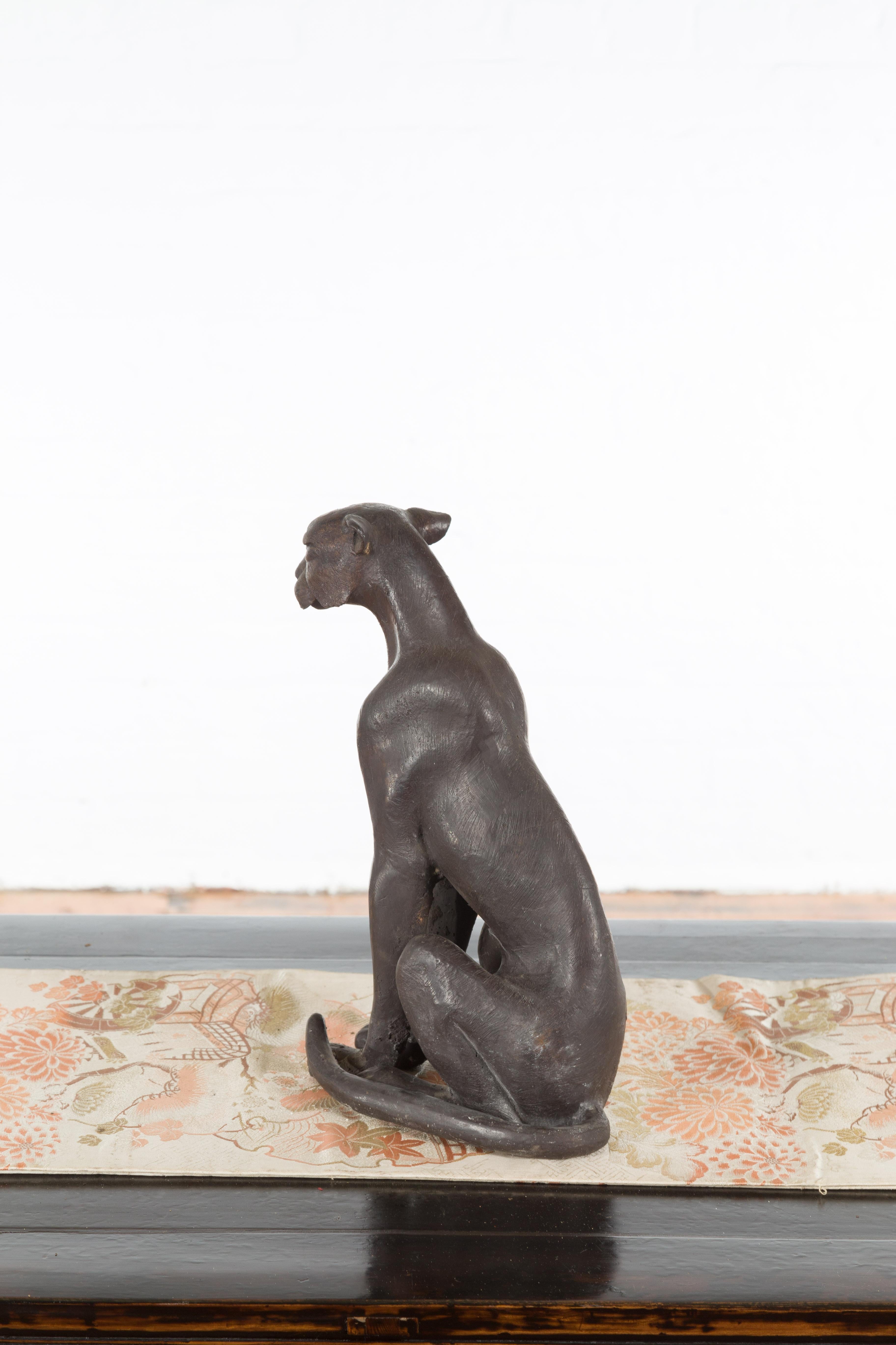 Statue vintage d'un chat assis en bronze moulé à la cire perdue avec patine en bronze 4