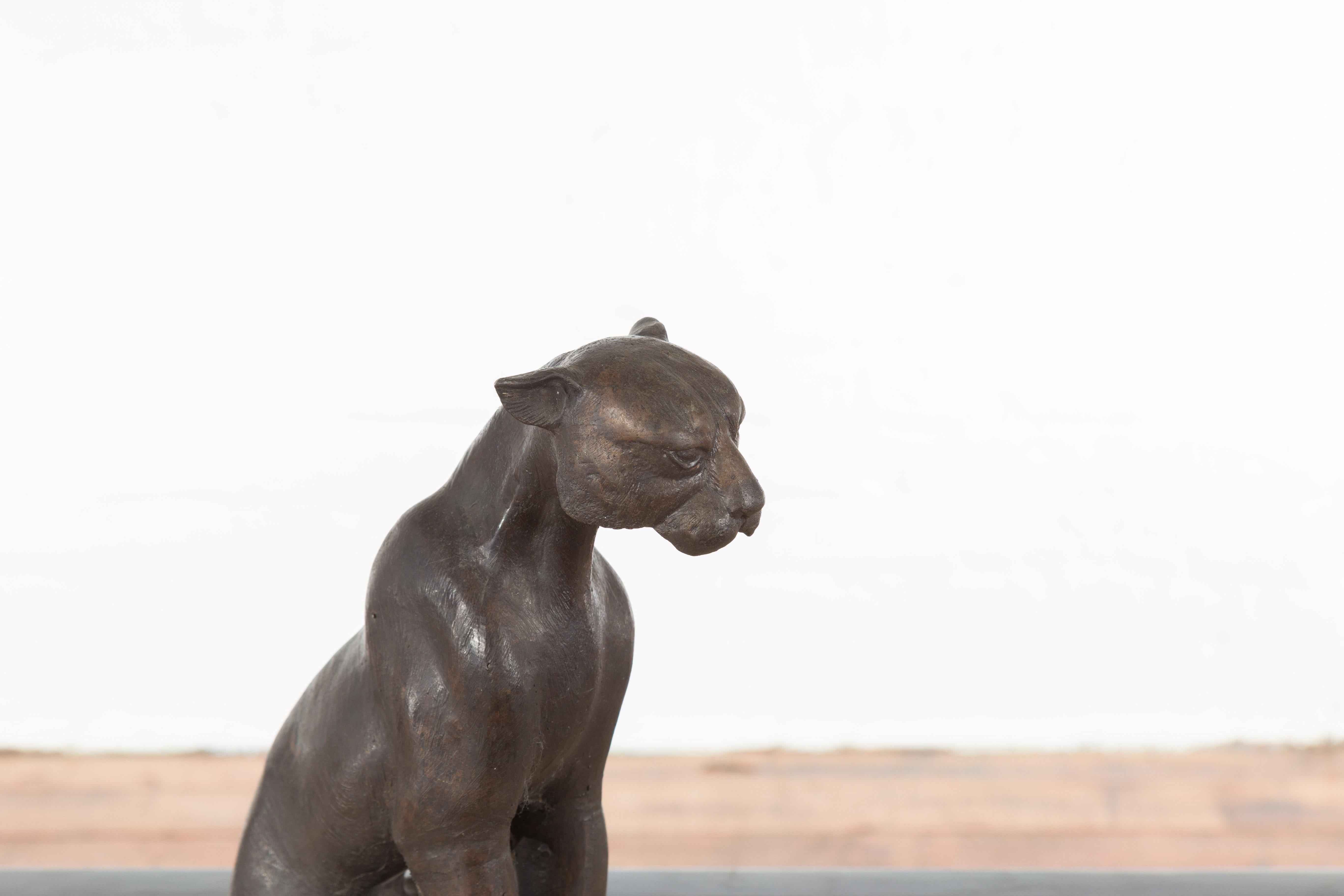 20ième siècle Statue vintage d'un chat assis en bronze moulé à la cire perdue avec patine en bronze