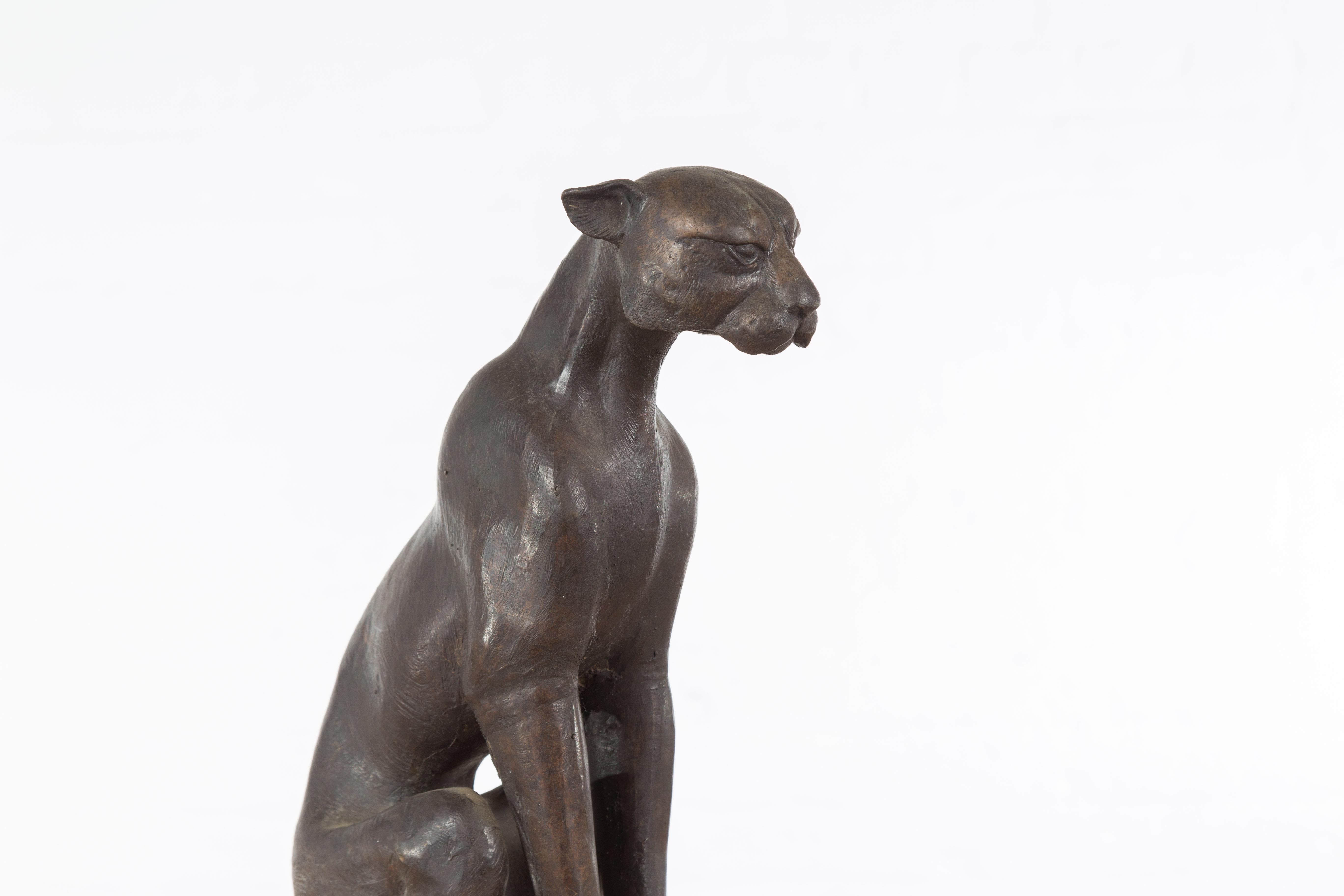 Bronze Statue vintage d'un chat assis en bronze moulé à la cire perdue avec patine en bronze