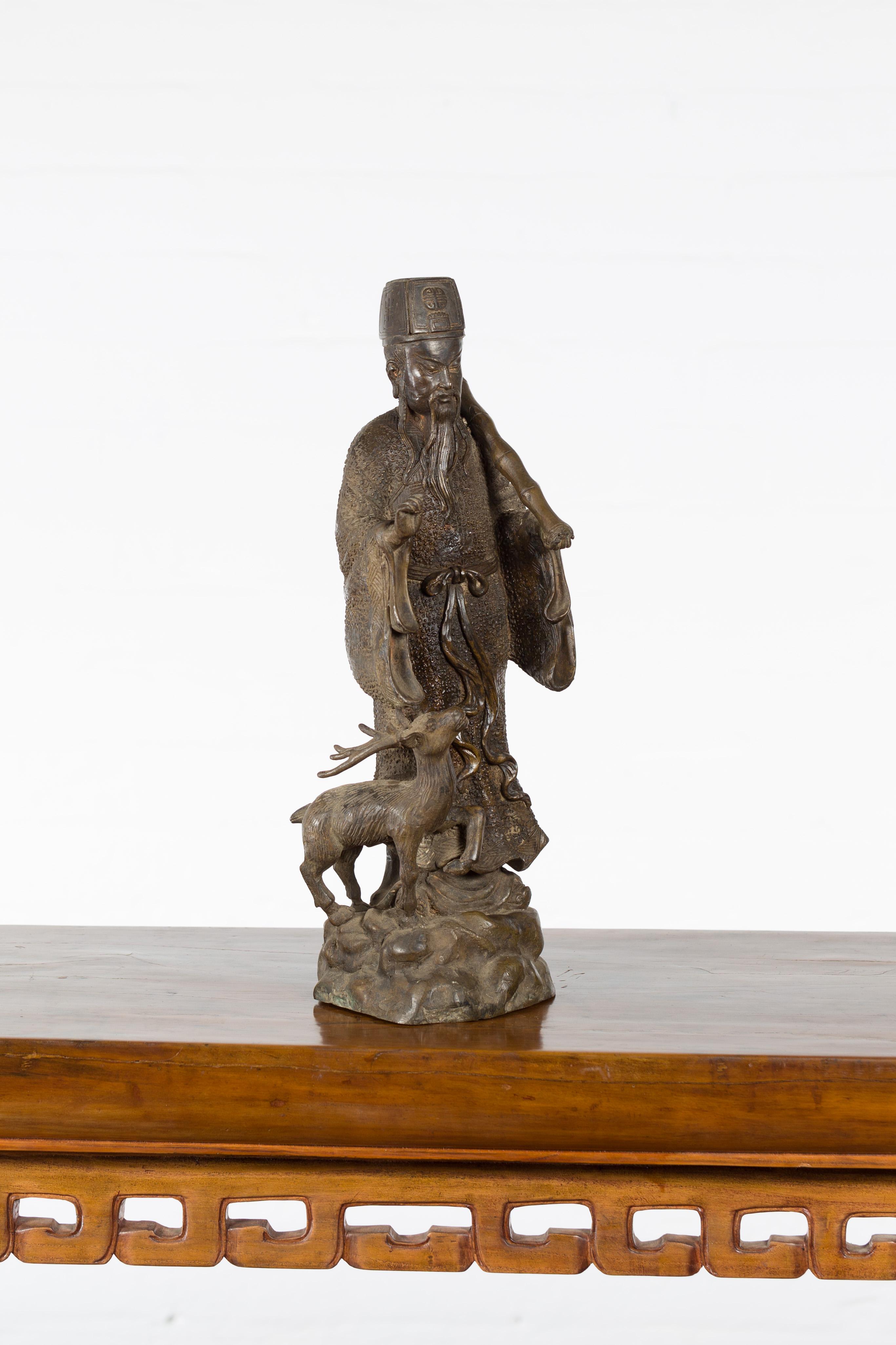 Estatuilla vintage de bronce fundido a la cera perdida de una figura ancestral china en venta 7