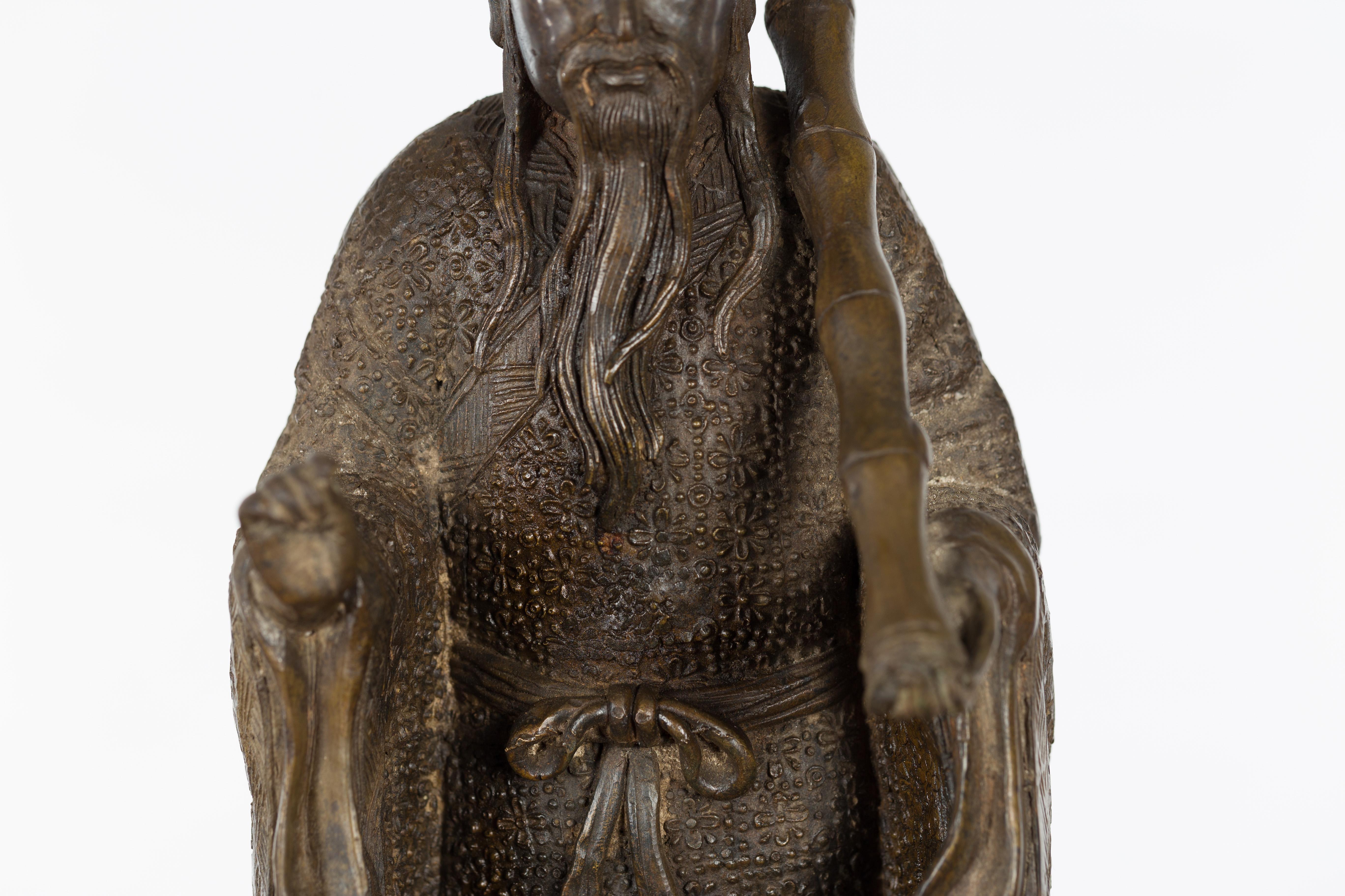 Estatuilla vintage de bronce fundido a la cera perdida de una figura ancestral china en venta 3