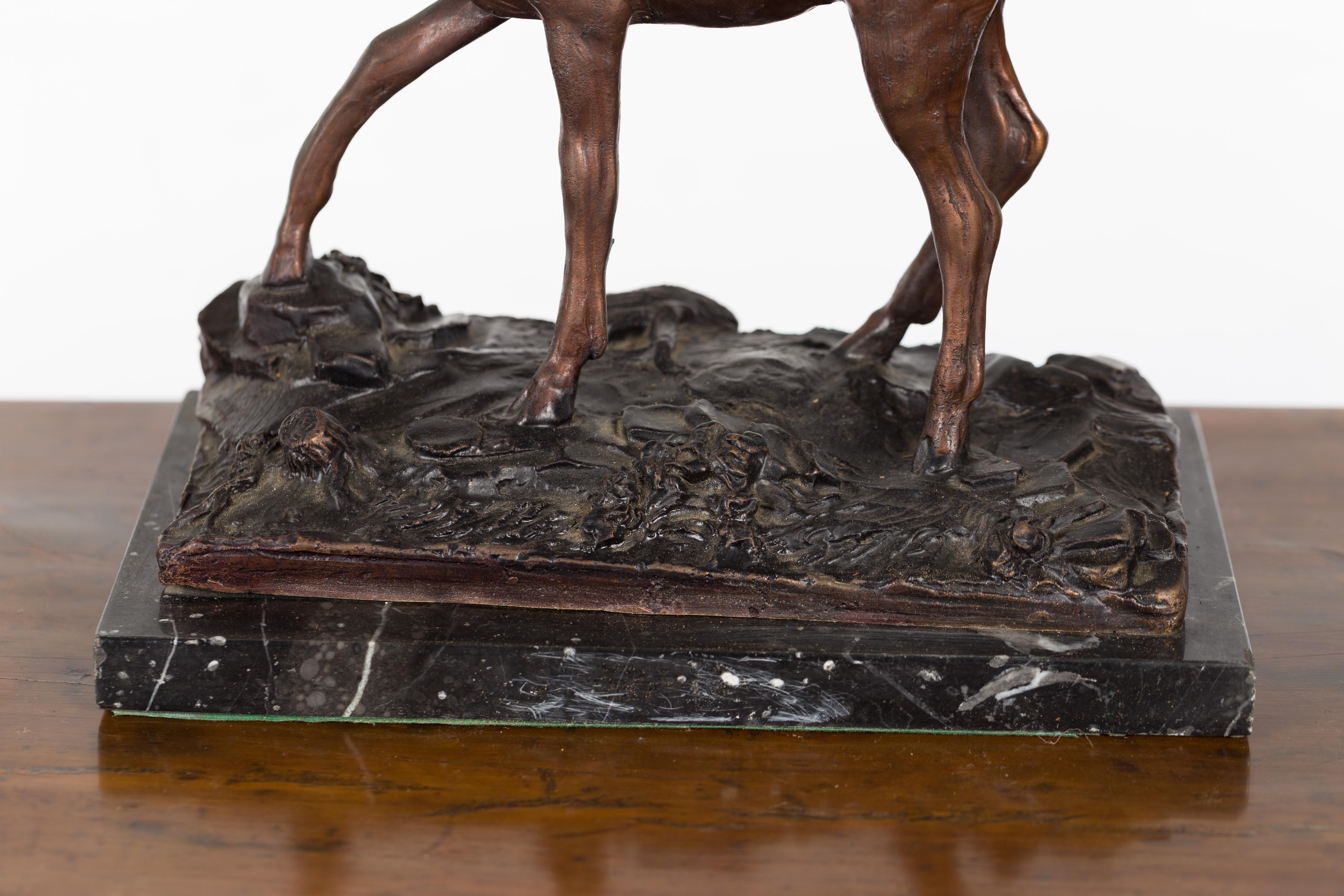 XX secolo Statuetta vintage in bronzo fuso a cera persa di un cervo montata su una base di marmo in vendita
