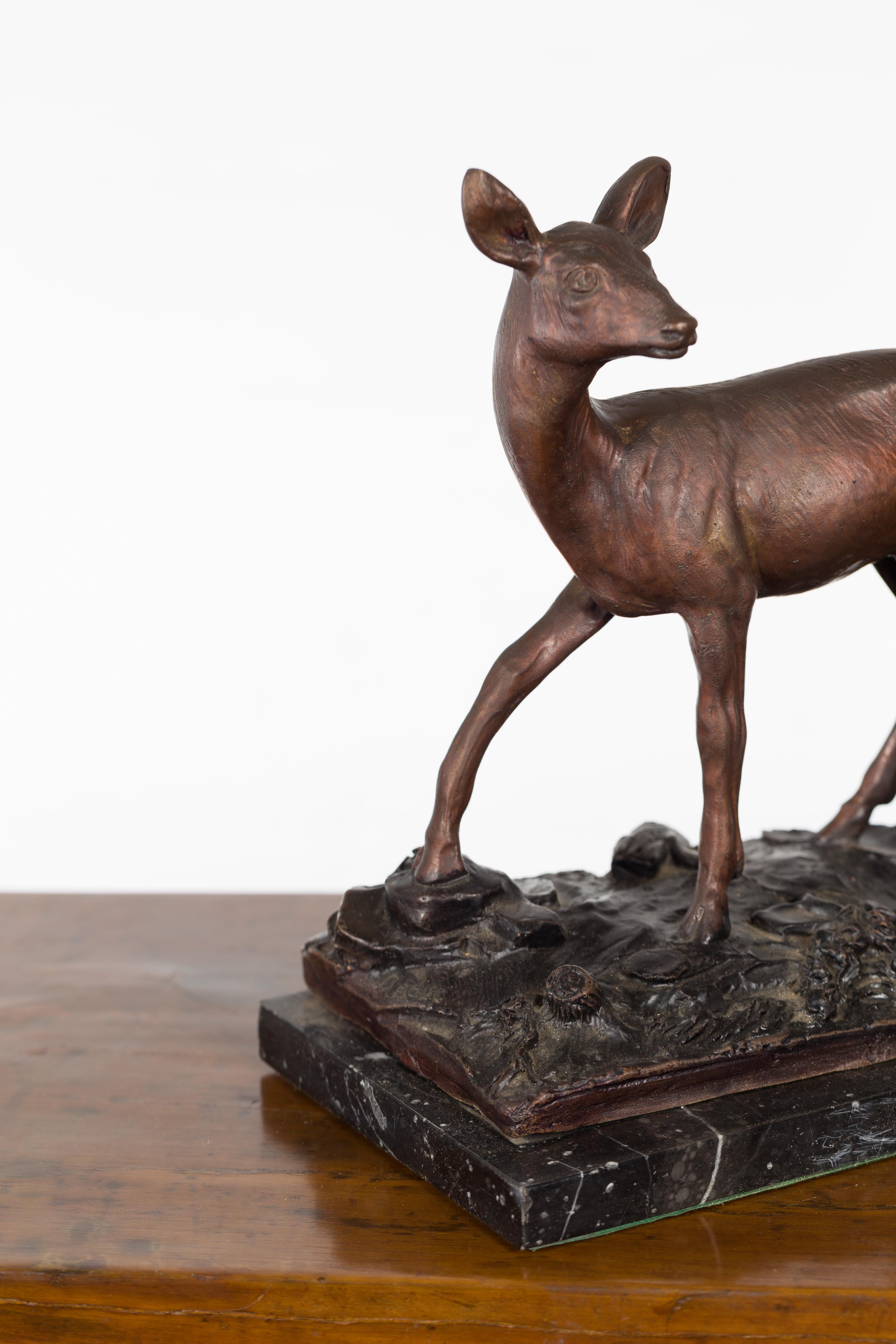 Statuetta vintage in bronzo fuso a cera persa di un cervo montata su una base di marmo in vendita 2