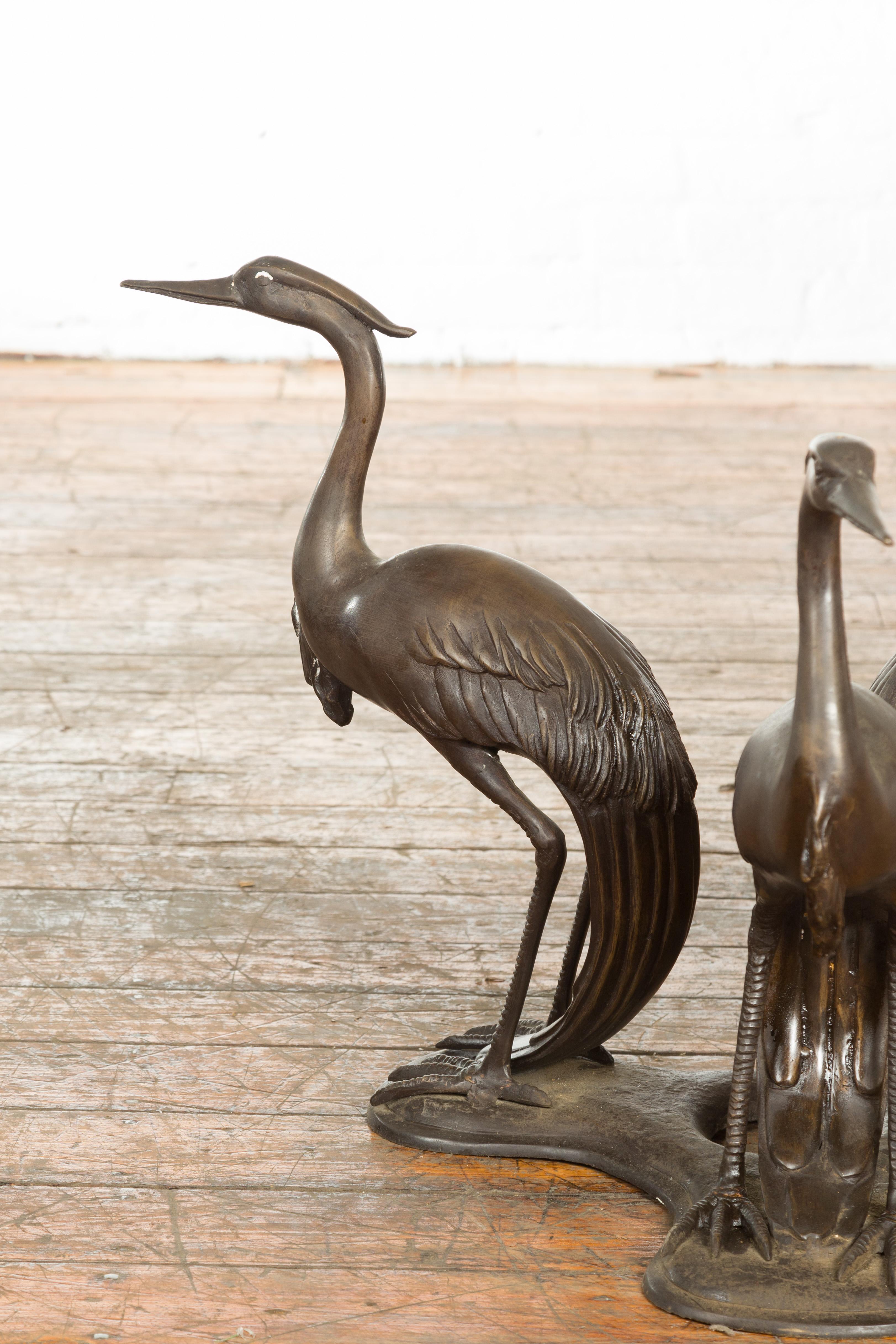 Patiné Table basse vintage à trois pieds Heron en bronze moulé à la cire perdue avec patine foncée en vente
