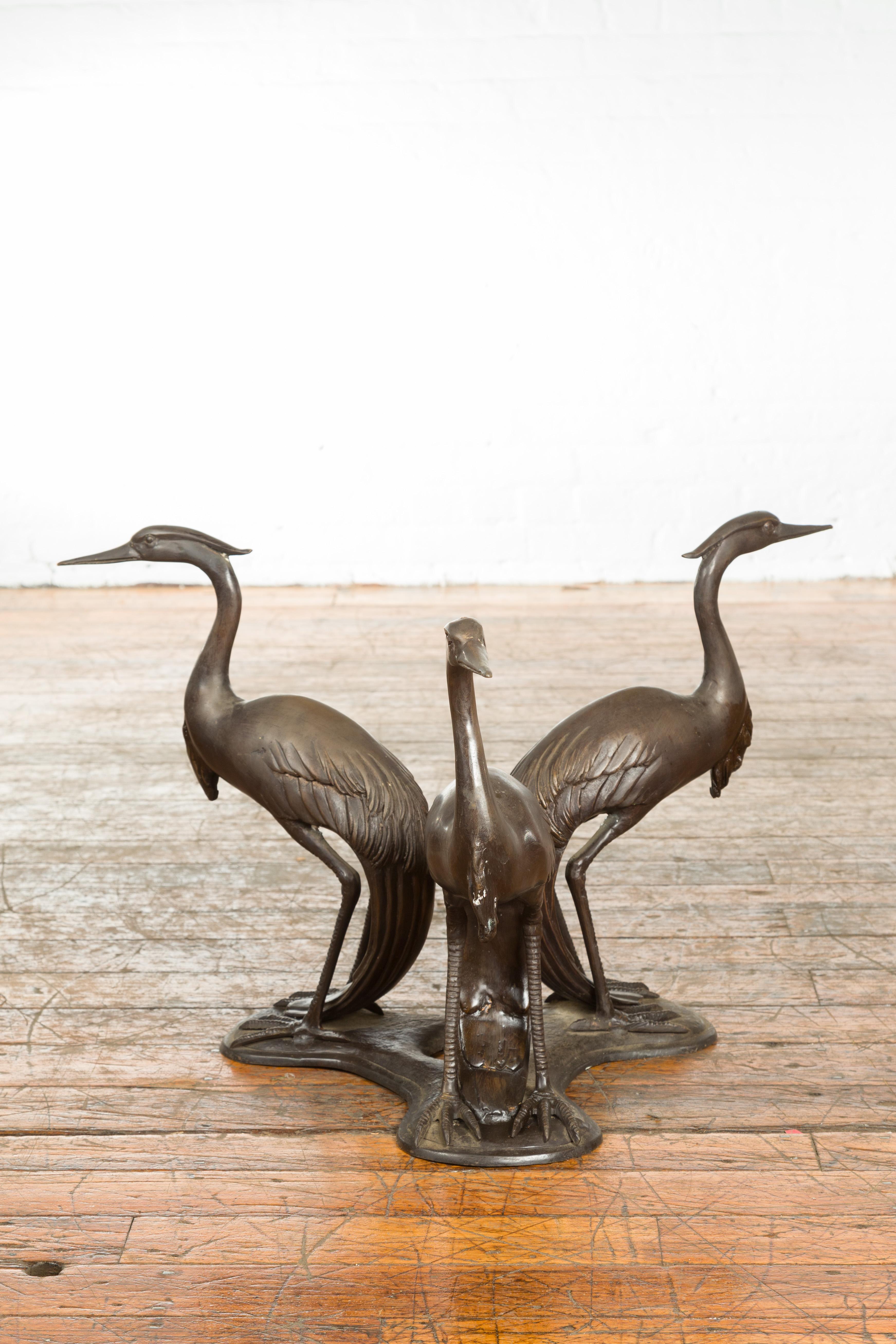 Table basse vintage à trois pieds Heron en bronze moulé à la cire perdue avec patine foncée en vente 2