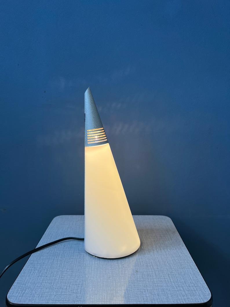 Lampe à poser Vintage Lota par Hikaru Mori pour Nemo Cassina. La lampe est dotée d'un abat-jour en forme d'applique qui peut être orienté vers le haut ou vers le bas. L'abat-jour utilise une lampe halogène. Il dispose également d'une lumière à
