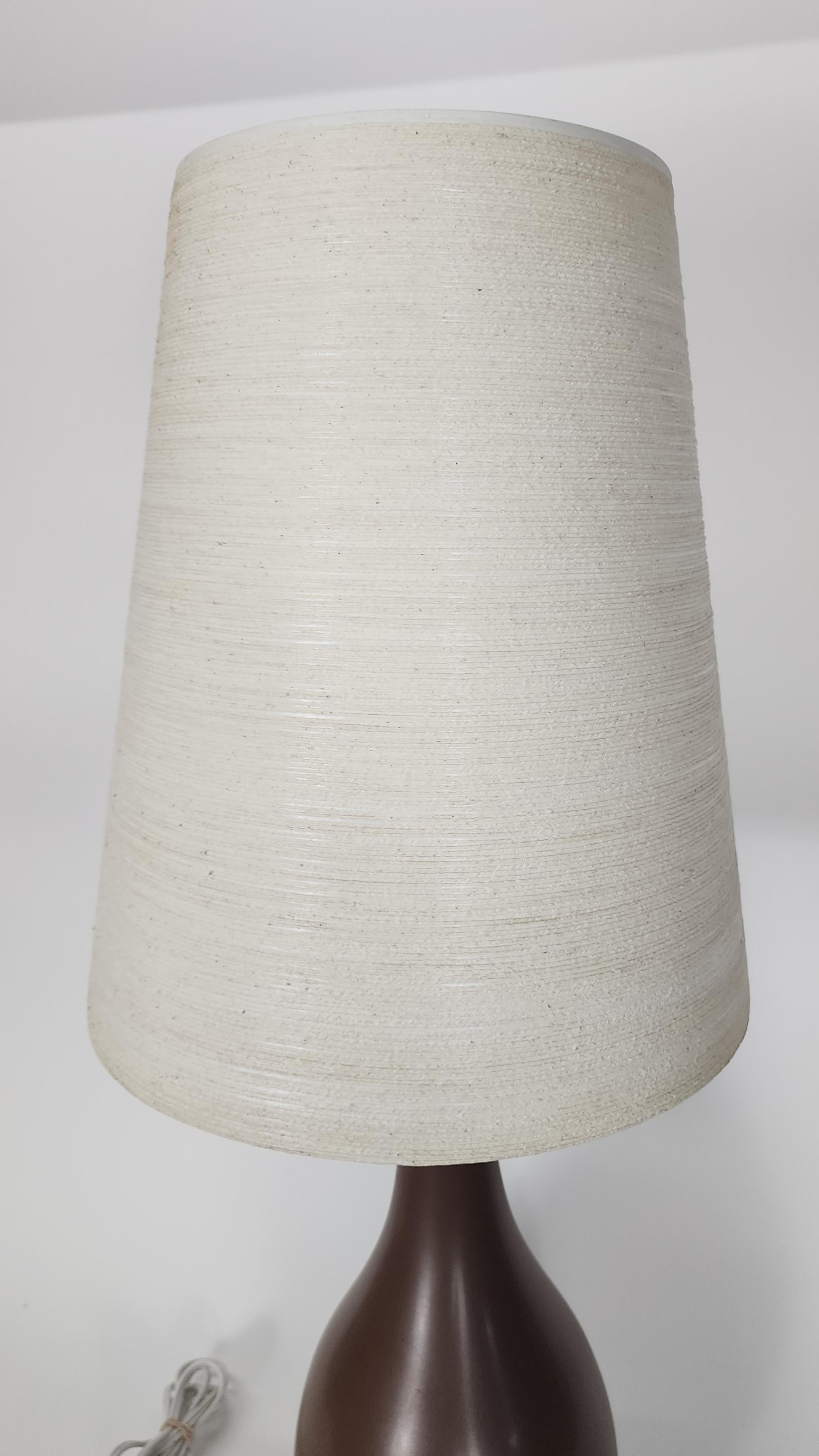 Lampe de table vintage Lotte and Gunnar Bostlund avec abat-jour original en vente 3