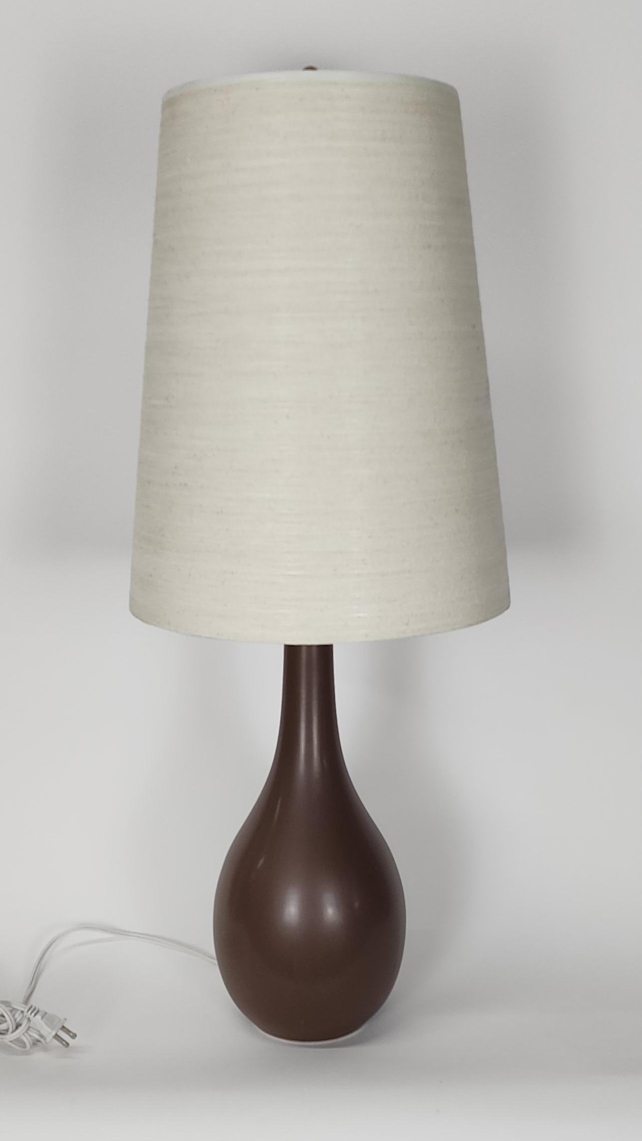 Lampe de table Vintage Lotte et Gunnar Bostlund avec abat-jour d'origine. Superbe glaçure brune et abat-jour d'origine en bon état. non marqué.

La céramique a une largeur de 7,5 pouces et une hauteur de 18 pouces.