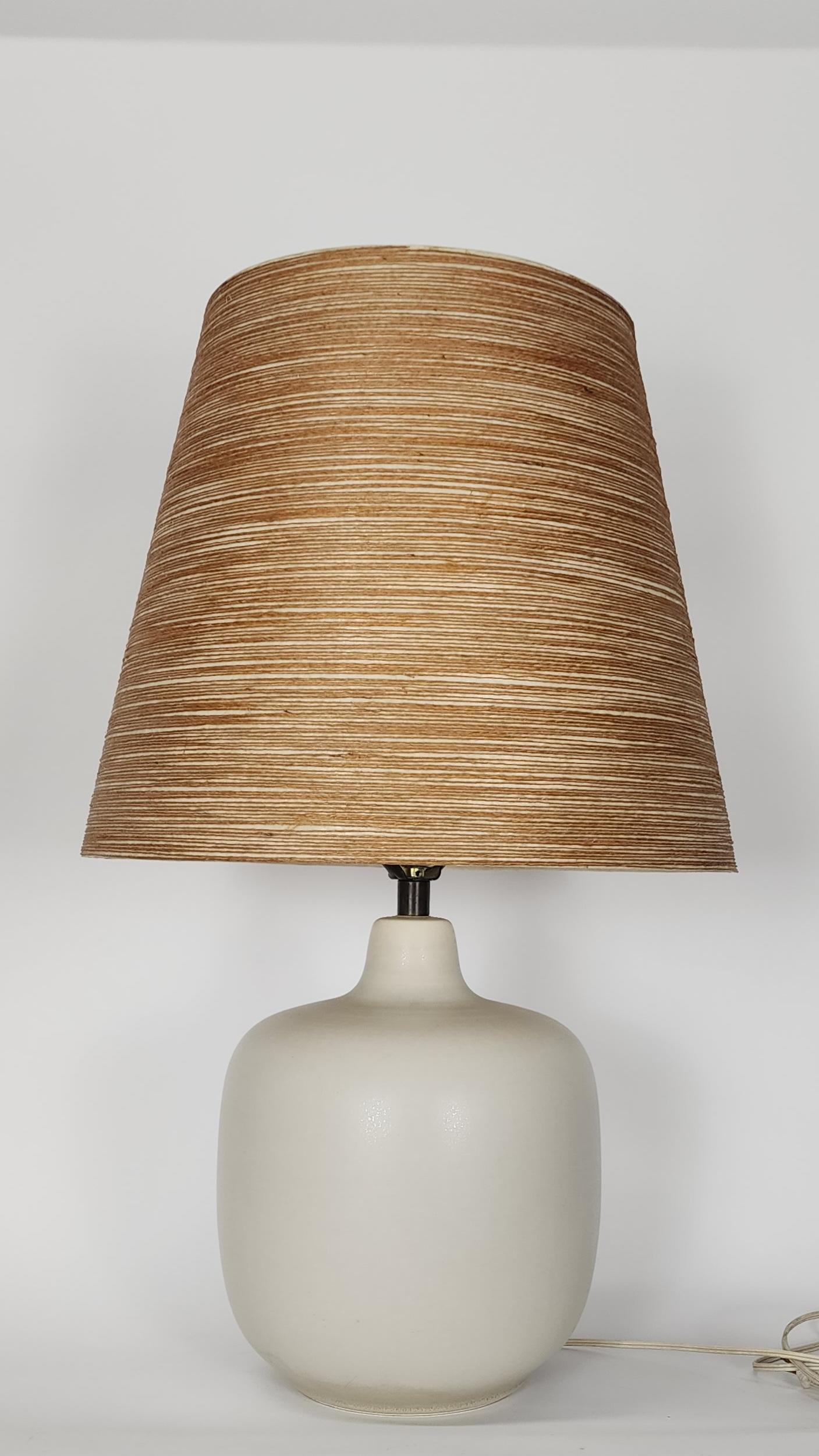 Vintage Lotte und Gunnar Bostlund Tischlampe mit Originalschirm.
Keramik-Basis ist 10in b x 13in h

Original-Farbton ist in gutem Zustand
