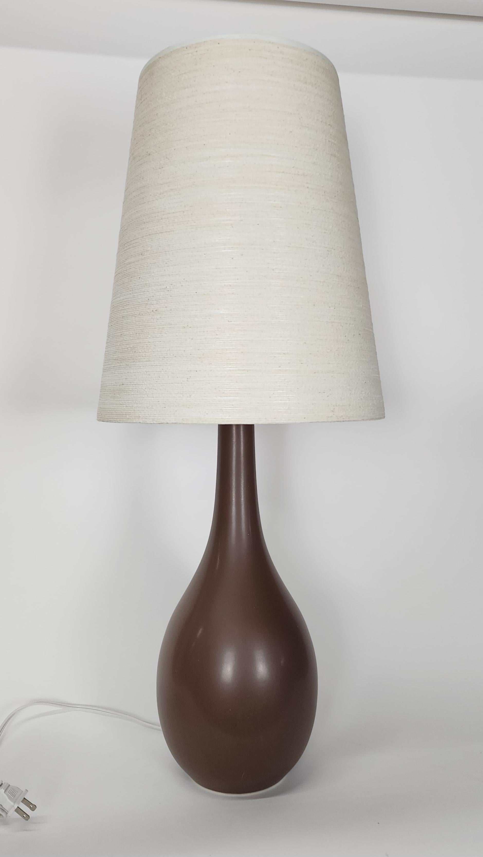 Mid-Century Modern Lampe de table vintage Lotte and Gunnar Bostlund avec abat-jour original en vente