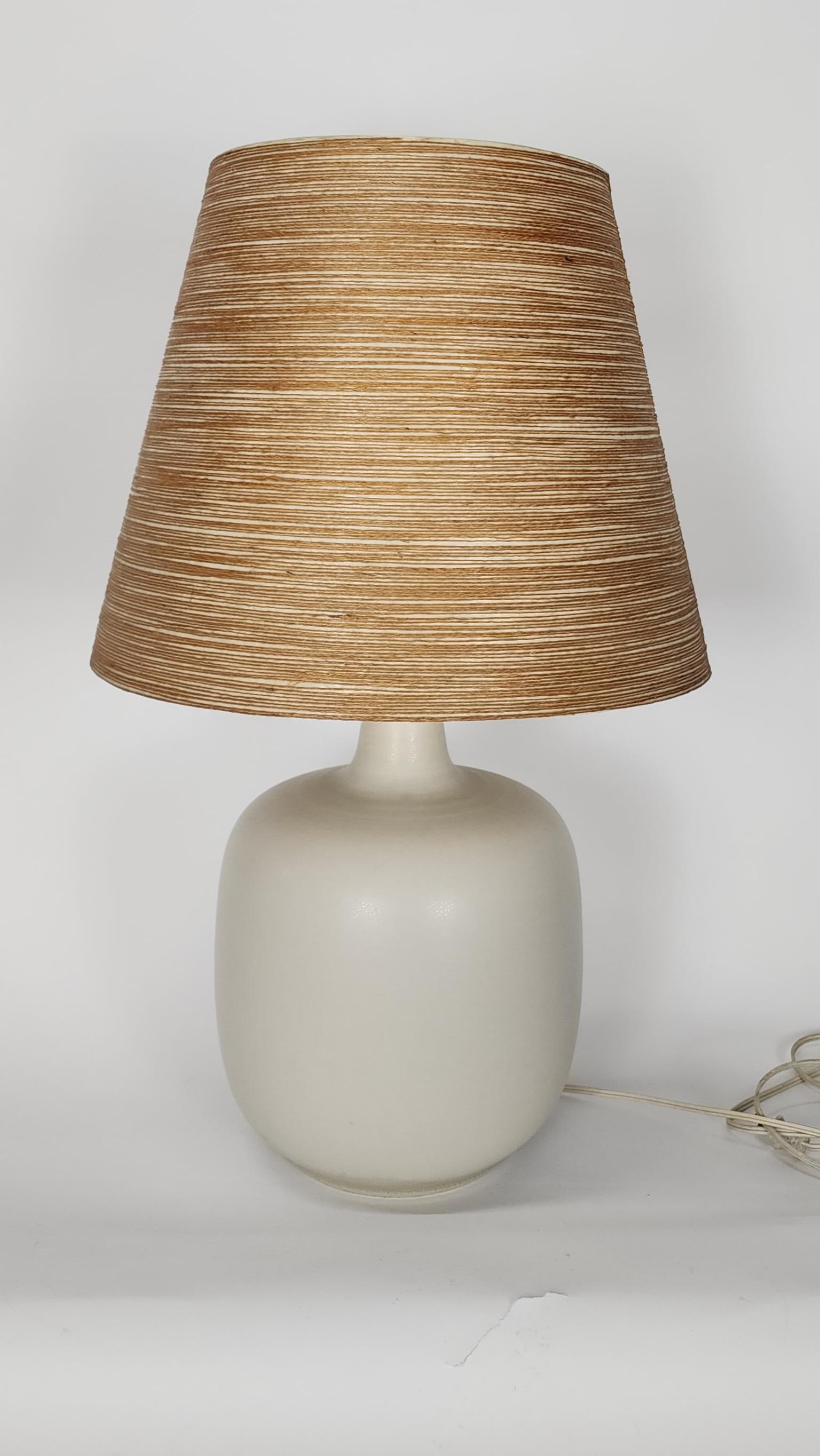 Vintage Lotte and Gunnar Bostlund Tischlampe mit Original-Schirm (Moderne der Mitte des Jahrhunderts) im Angebot