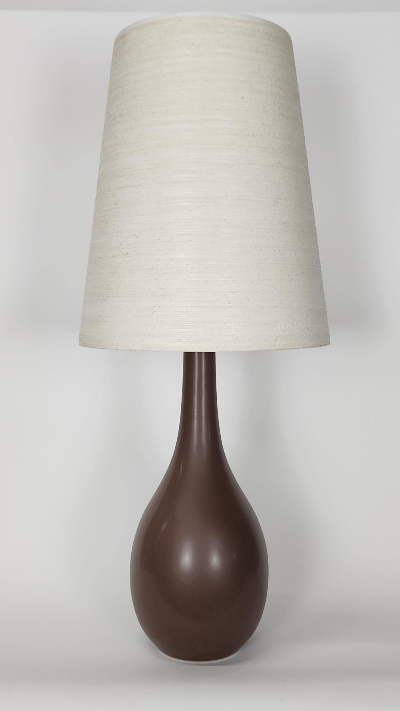Canadien Lampe de table vintage Lotte and Gunnar Bostlund avec abat-jour original en vente