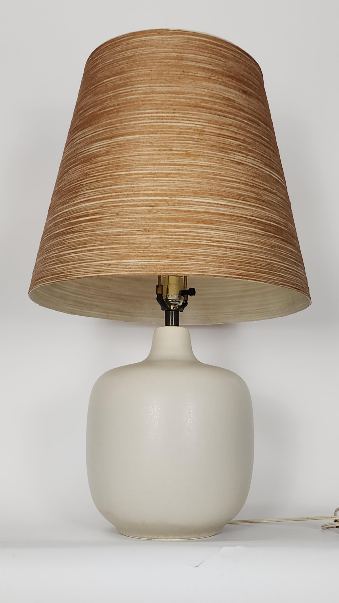 Vintage Lotte and Gunnar Bostlund Tischlampe mit Original-Schirm (Kanadisch) im Angebot