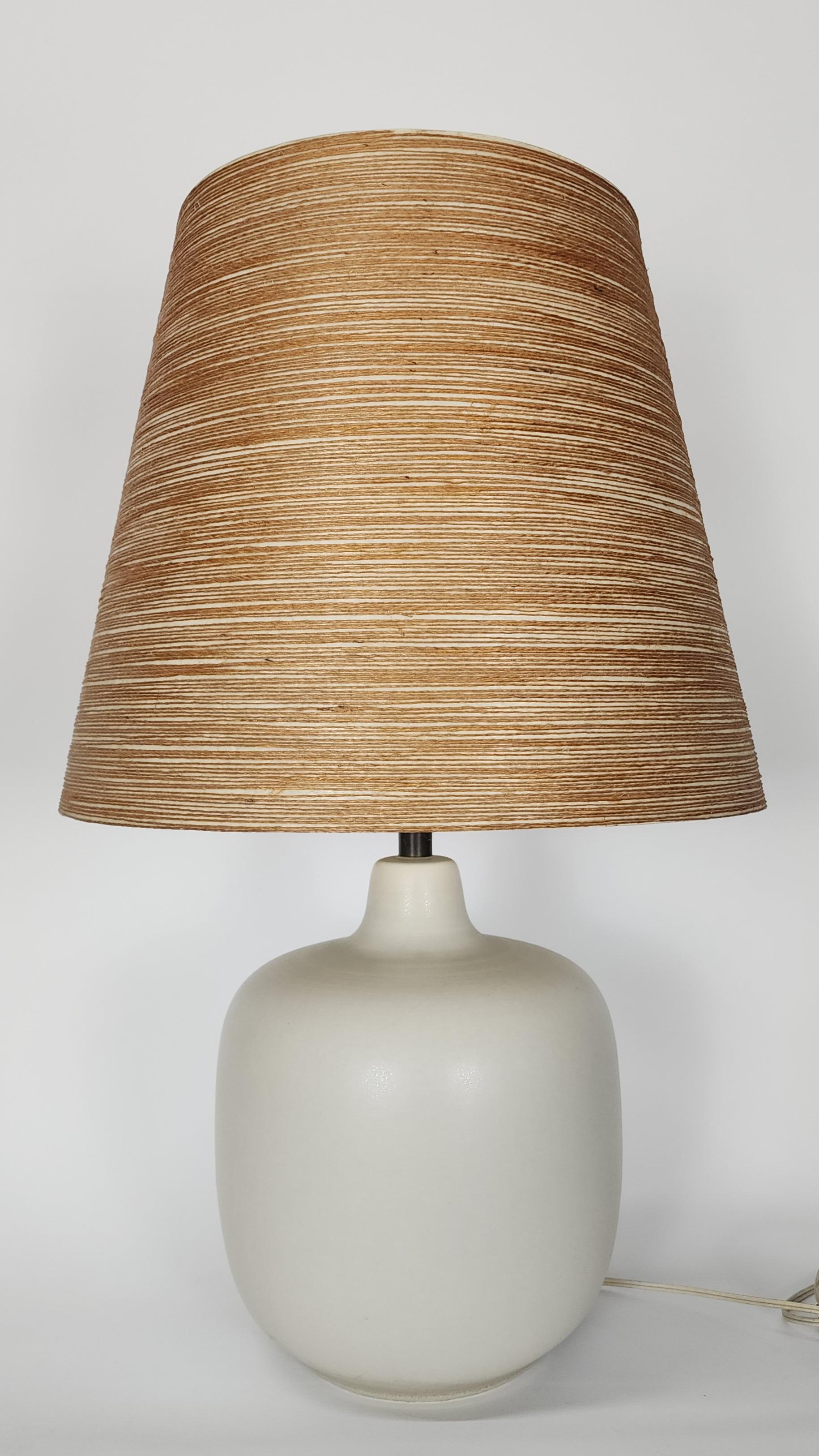 Vintage Lotte and Gunnar Bostlund Tischlampe mit Original-Schirm im Zustand „Gut“ im Angebot in Philadelphia, PA