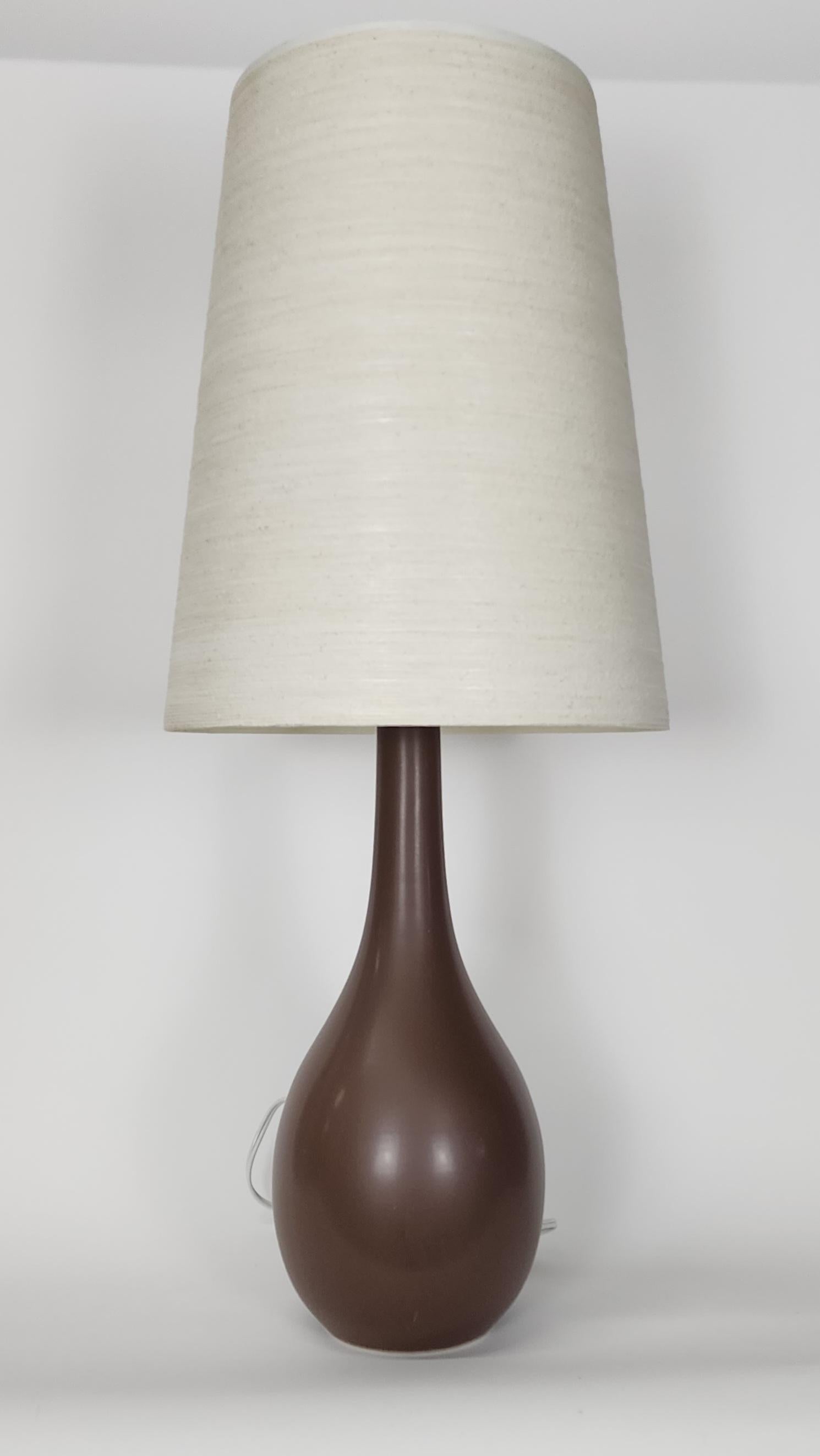 Milieu du XXe siècle Lampe de table vintage Lotte and Gunnar Bostlund avec abat-jour original en vente