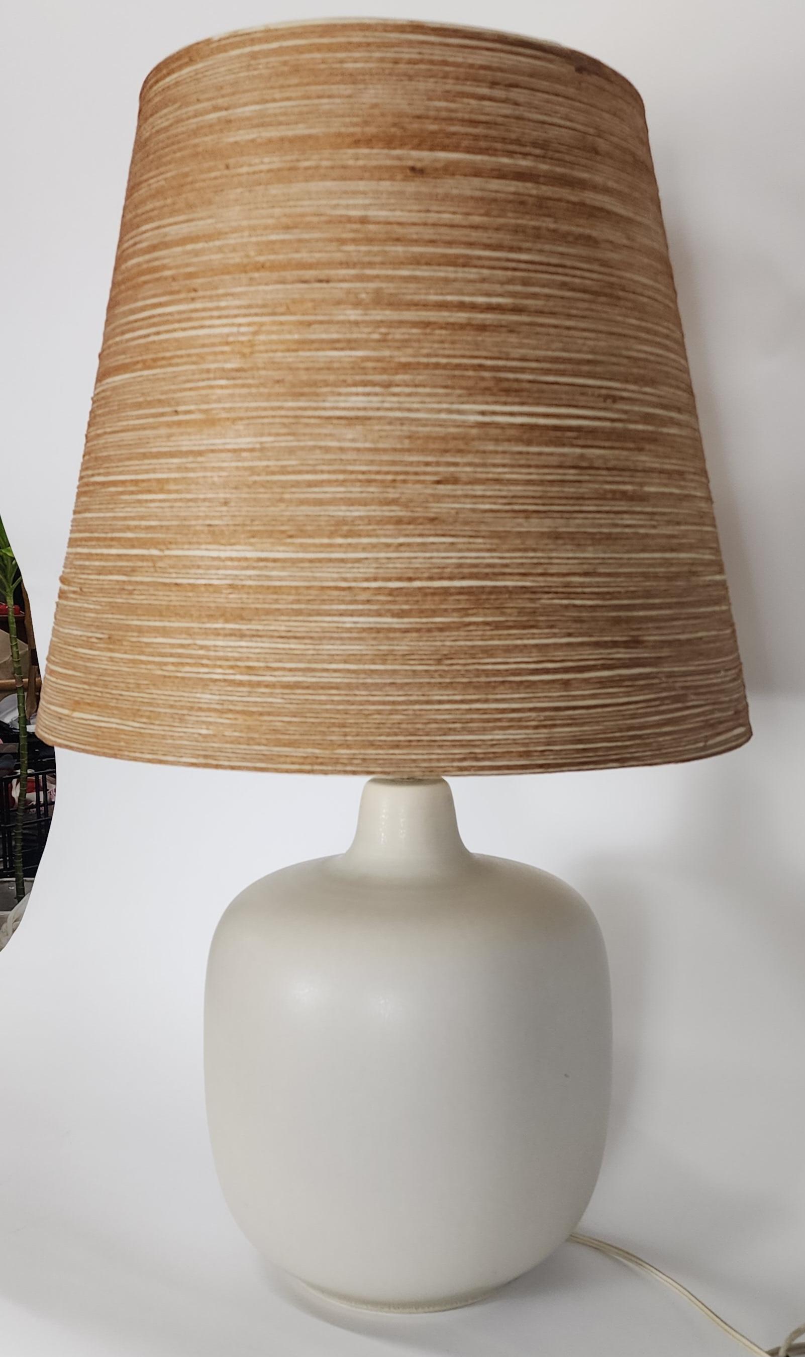 Vintage Lotte and Gunnar Bostlund Tischlampe mit Original-Schirm (Mitte des 20. Jahrhunderts) im Angebot