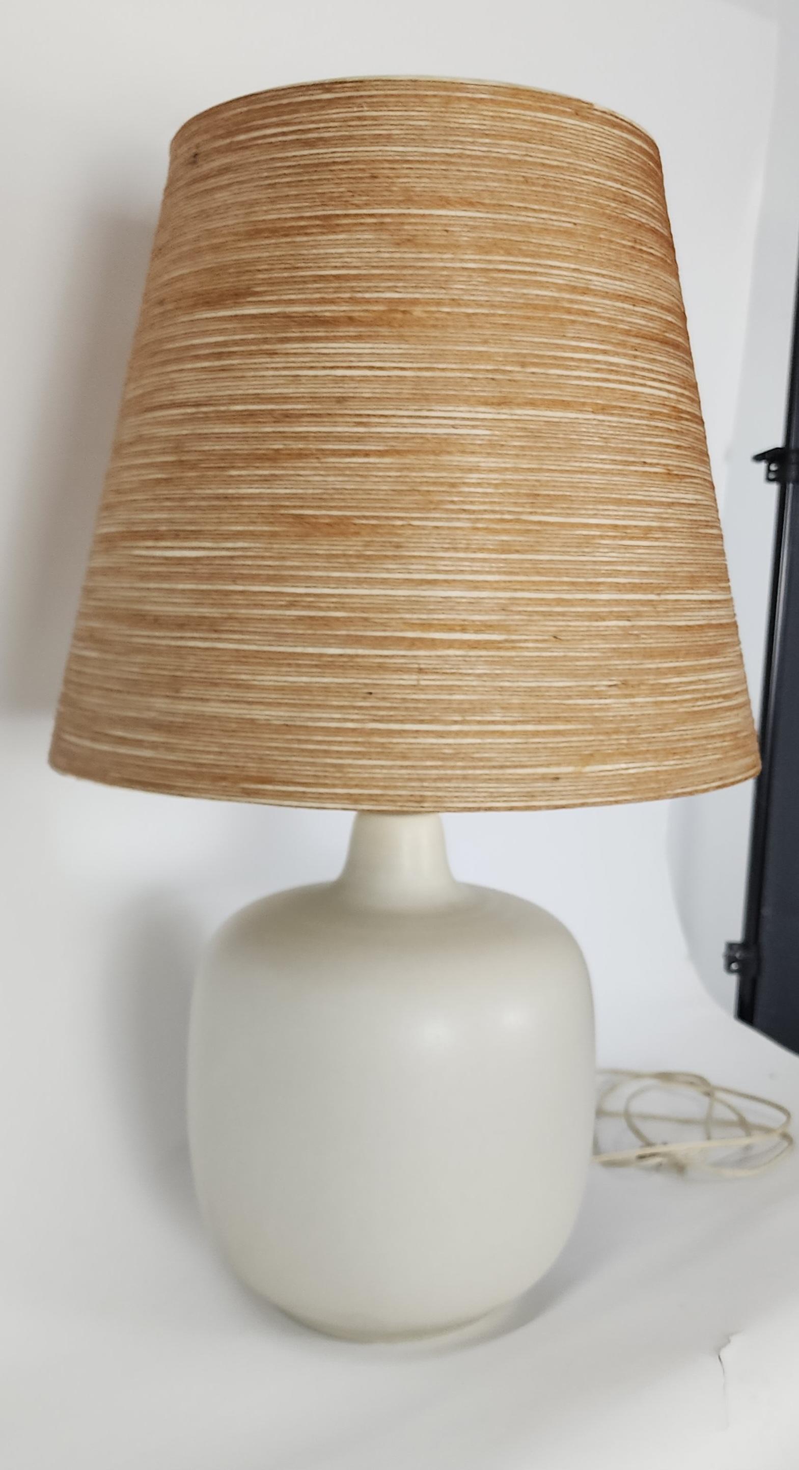 Vintage Lotte and Gunnar Bostlund Tischlampe mit Original-Schirm (Keramik) im Angebot