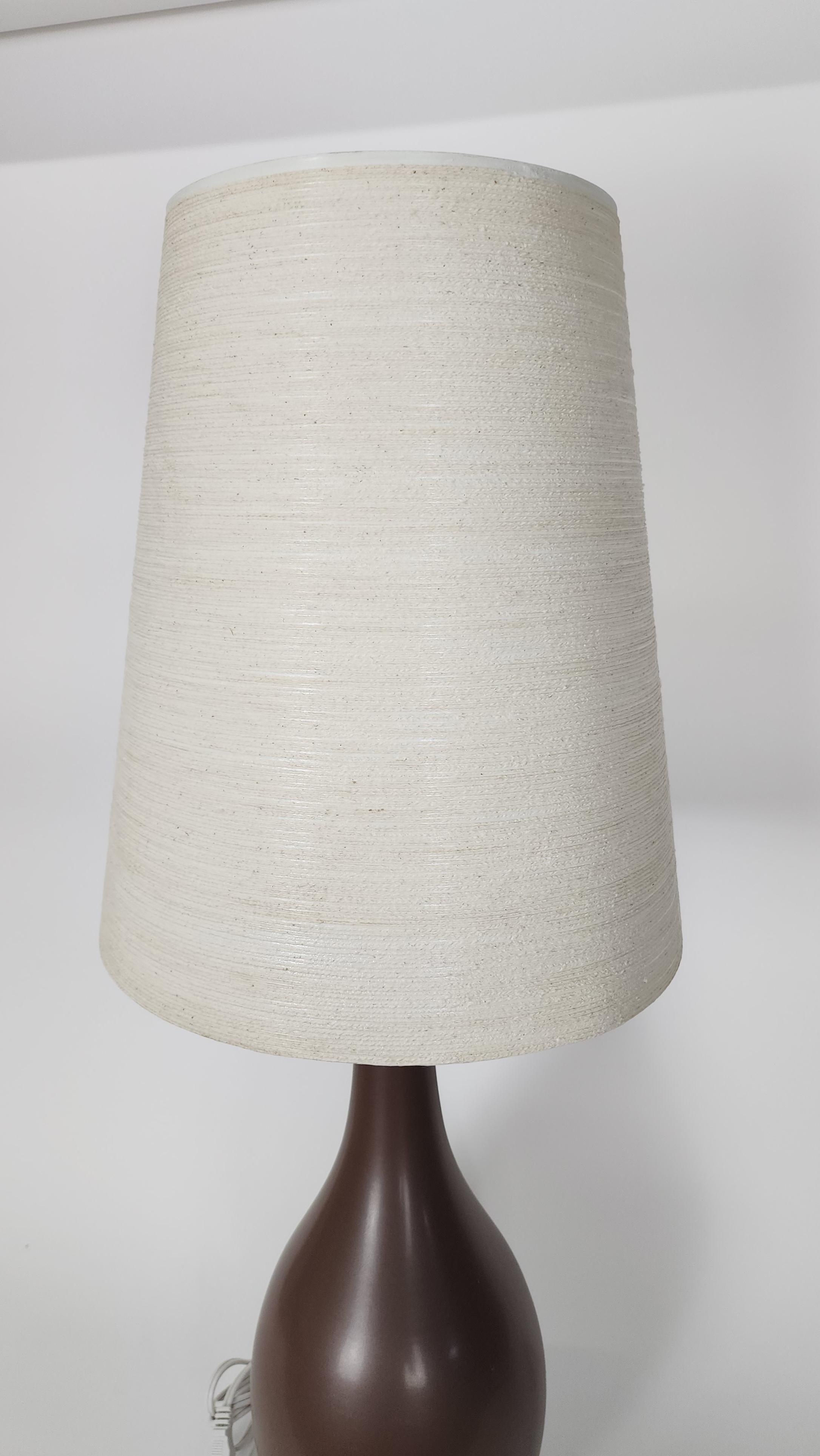 Lampe de table vintage Lotte and Gunnar Bostlund avec abat-jour original en vente 2