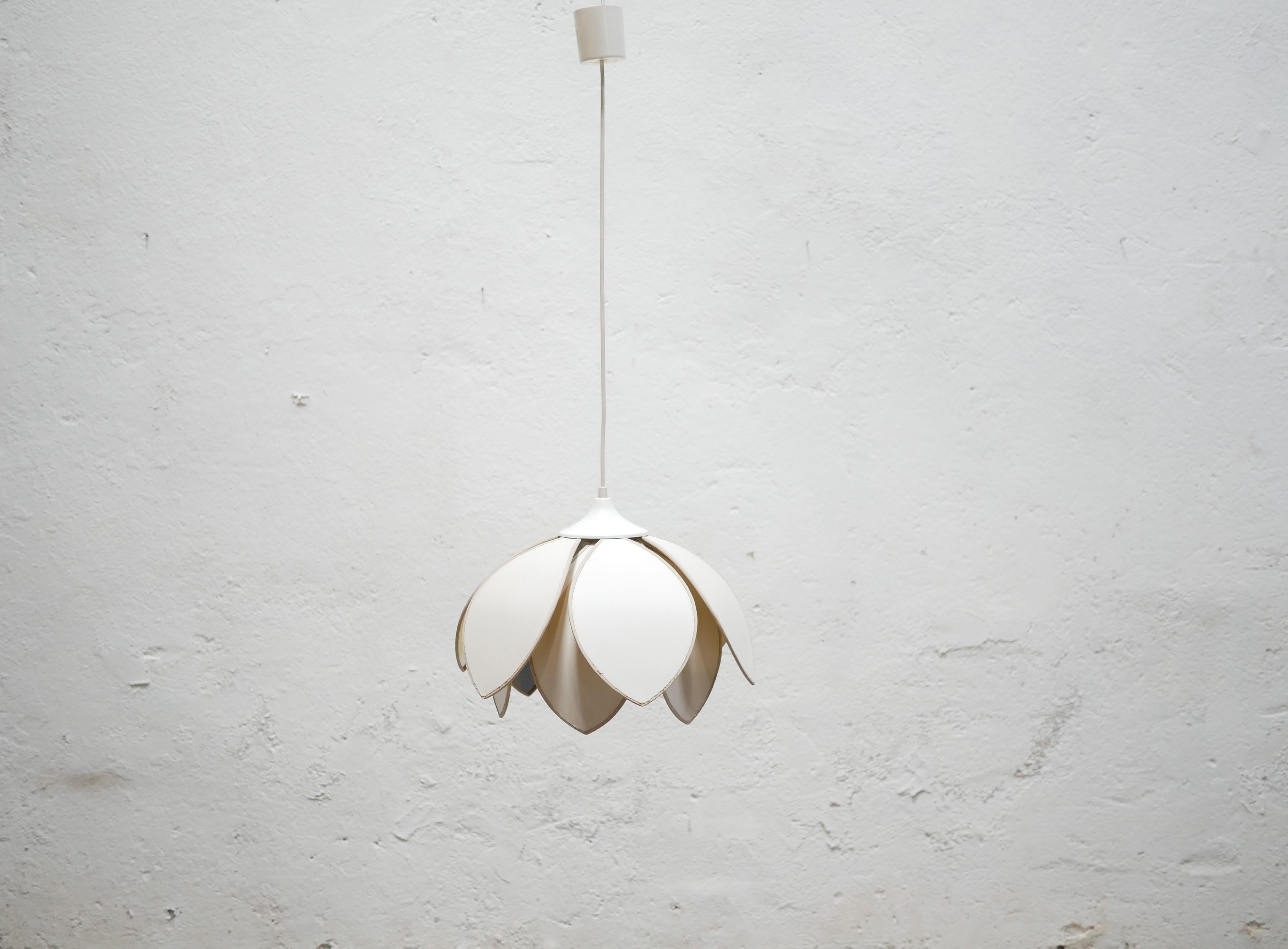 White lotus flower suspension edited by Florin in the 1970s.

In the shape of petals, its lines are soft, harmonious and elegant.
Trendy decorative object for a contemporary and refined interior.
Nice light effect.

Good condition, slight