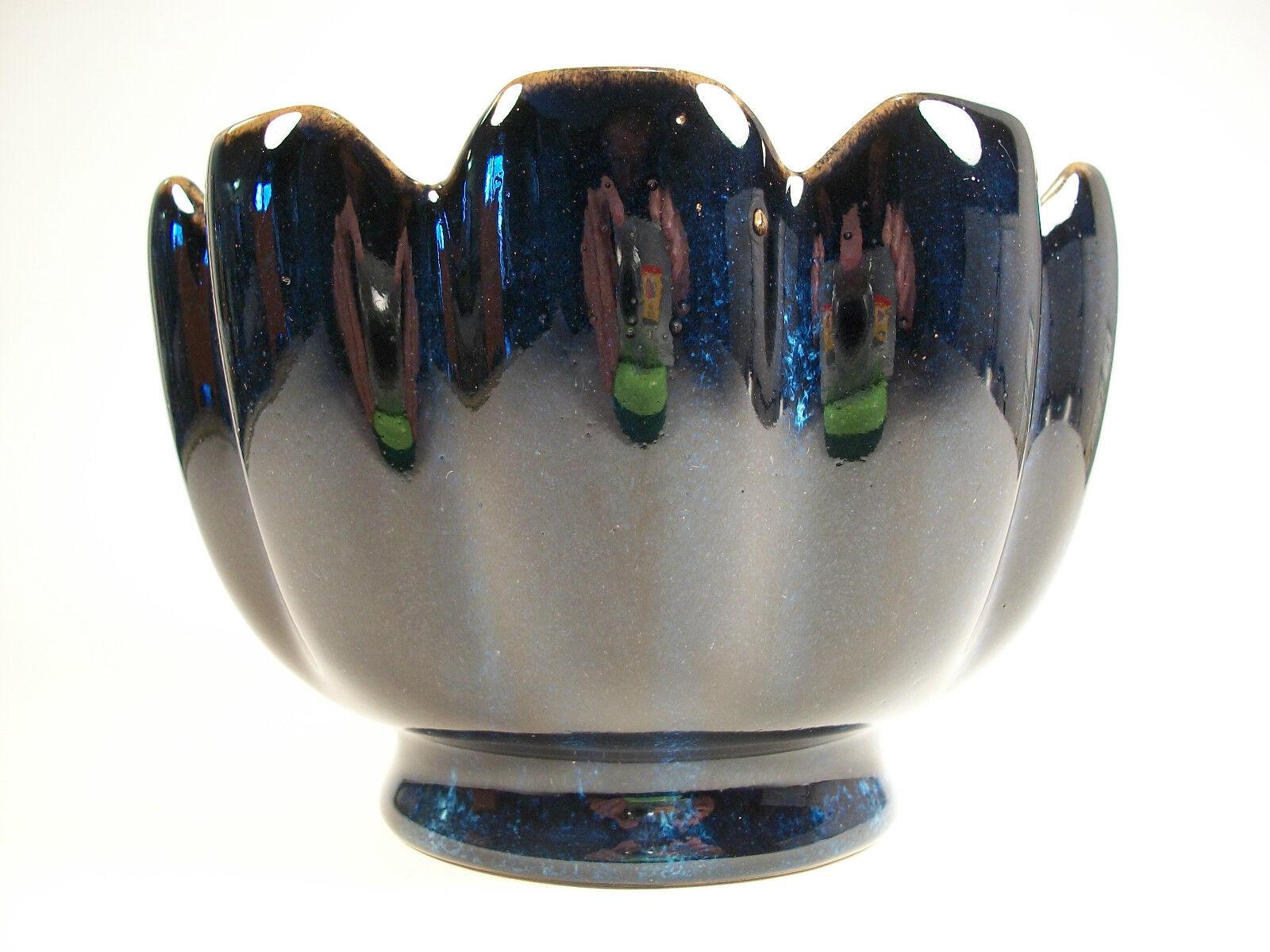 Lotus-Form-Keramikschale in Lotusform – blaue Flambe-Glasur – China – spätes 20. Jahrhundert im Zustand „Gut“ im Angebot in Chatham, ON