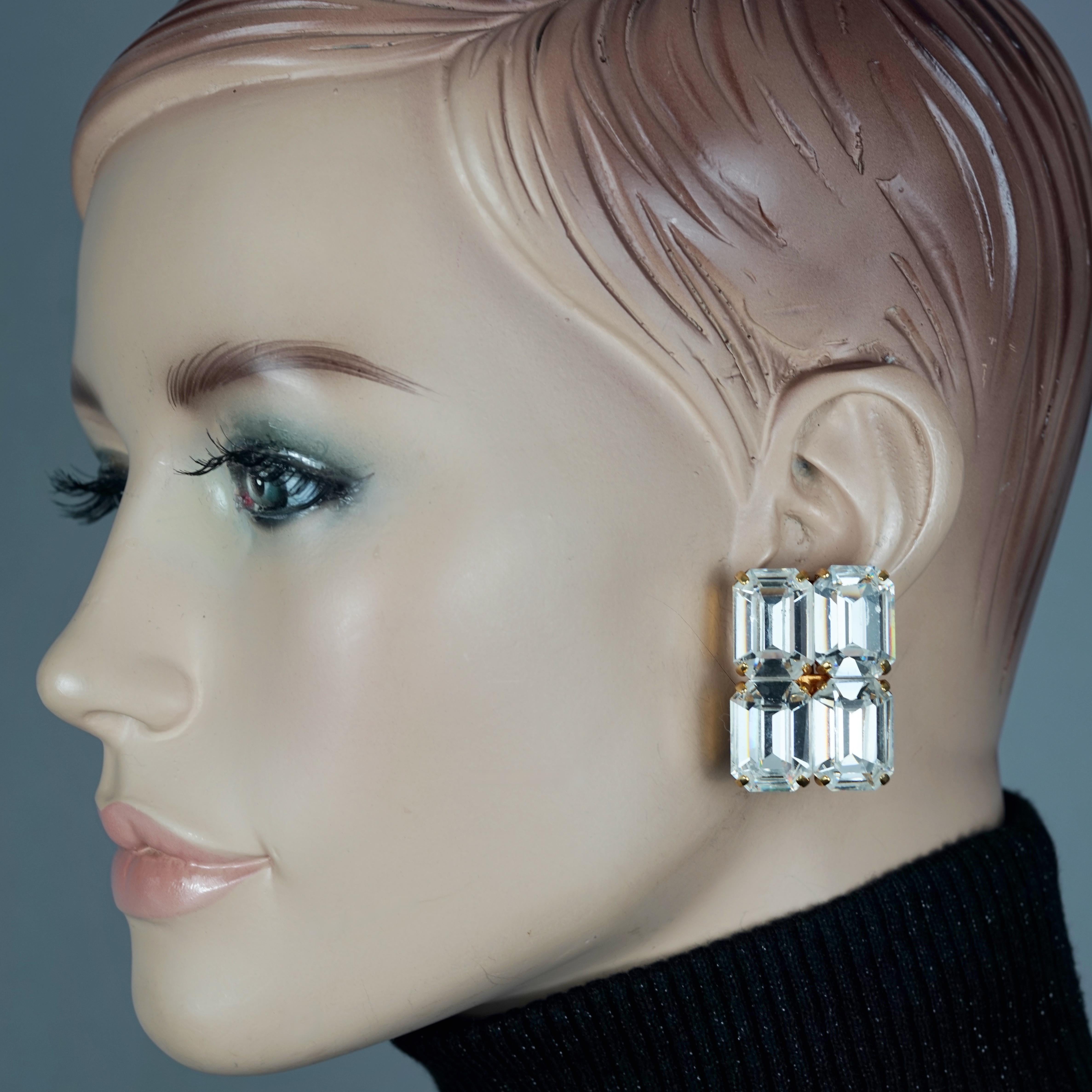 Vintage LOUIS FERAUD Crystal Rectangular Earrings

Measurements:
Height: 1.42 inches (3.6 cm)
Width: 1.02 inches (2.6 cm)
Weight per Earring: 19 grams

Features:
- 100% Authentic LOUIS FERAUD.
- 4 Rectangular crystal earrings.
- Gold tone