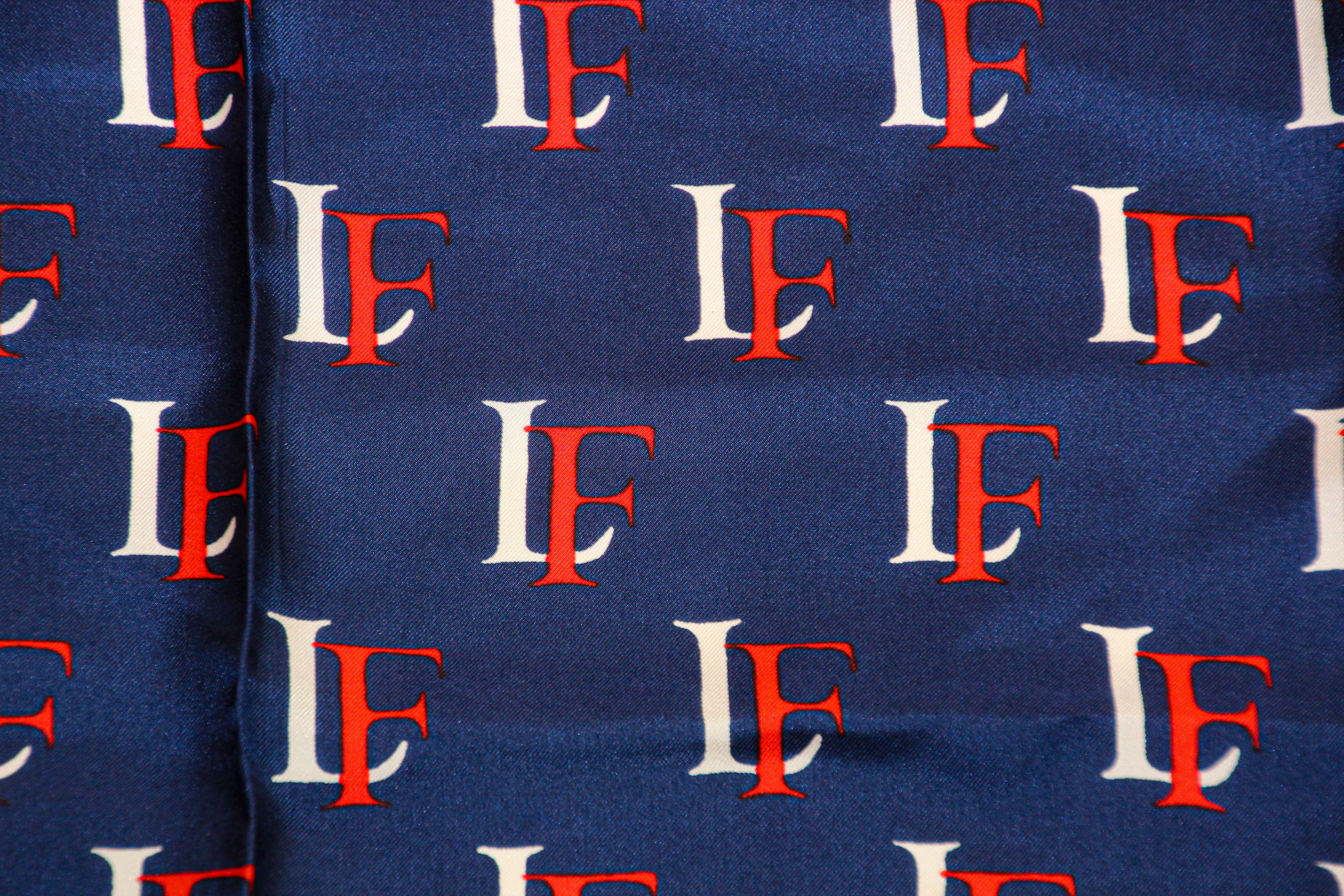 Moderne Écharpe en soie rouge, bleue et blanche vintage Louis Feraud Paris en vente