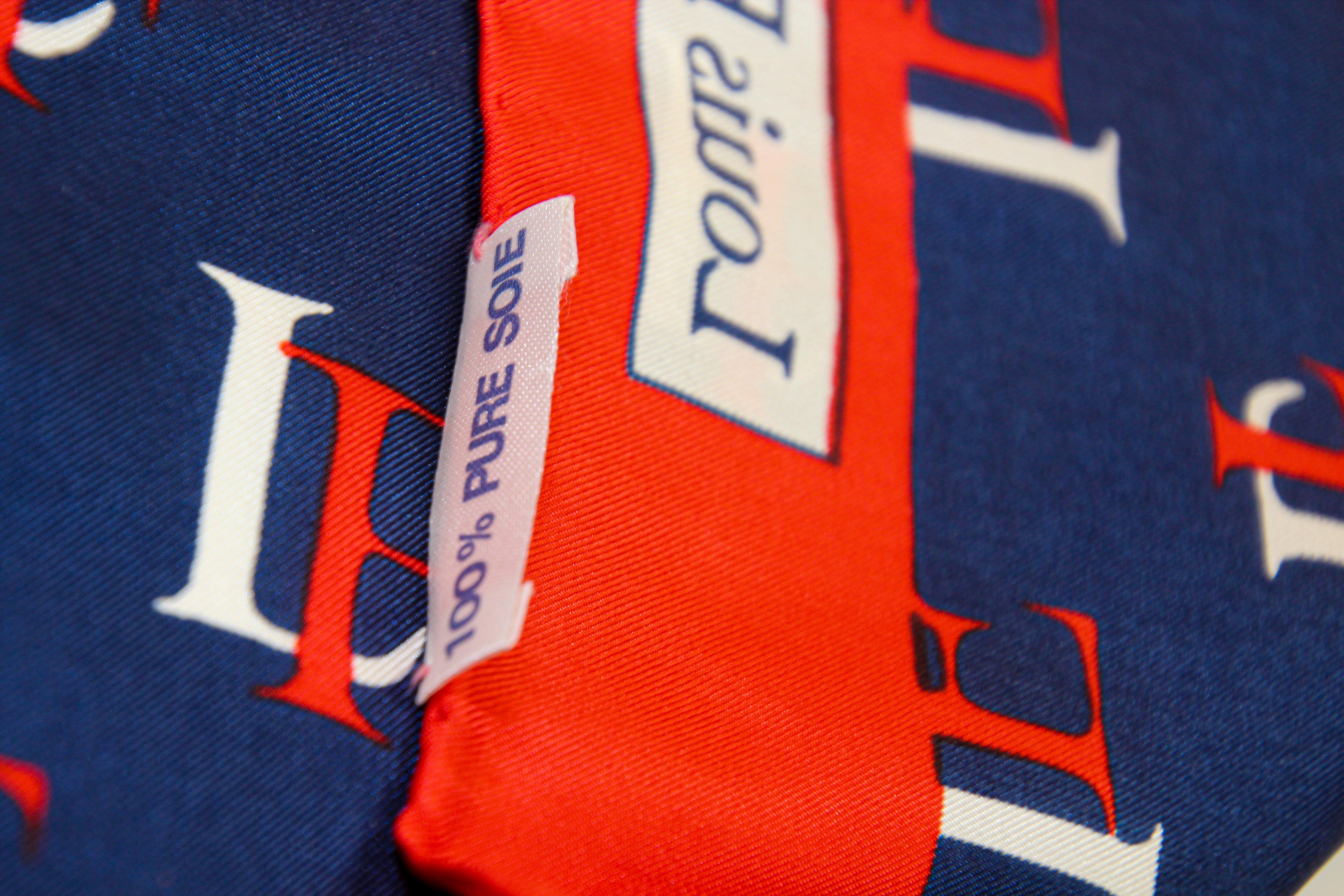 Écharpe en soie rouge, bleue et blanche vintage Louis Feraud Paris Bon état - En vente à North Hollywood, CA