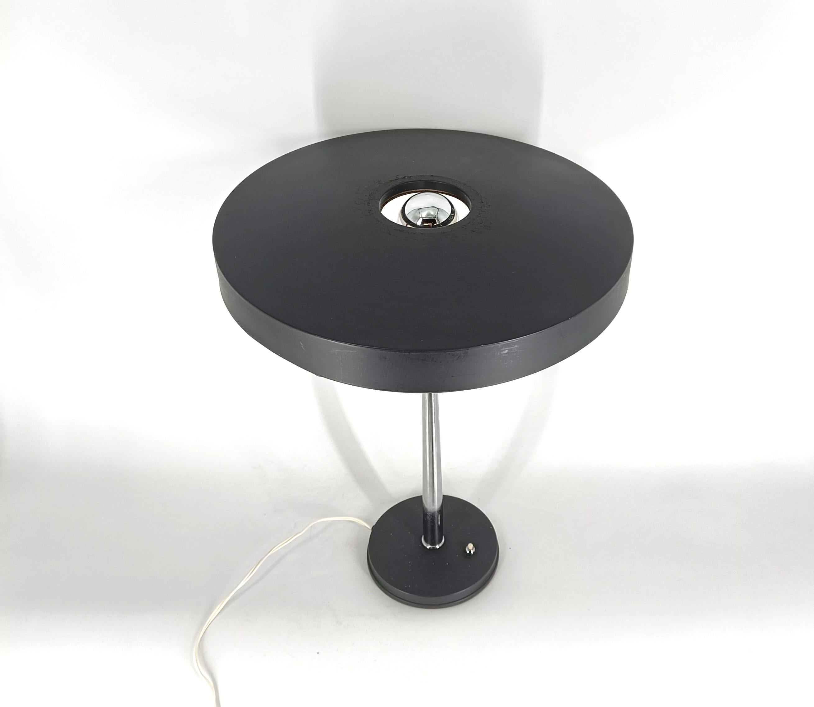 Lampada da tavolo vintage disegnata da Louis Kalff per Philips.

La lampada da tavolo modello 