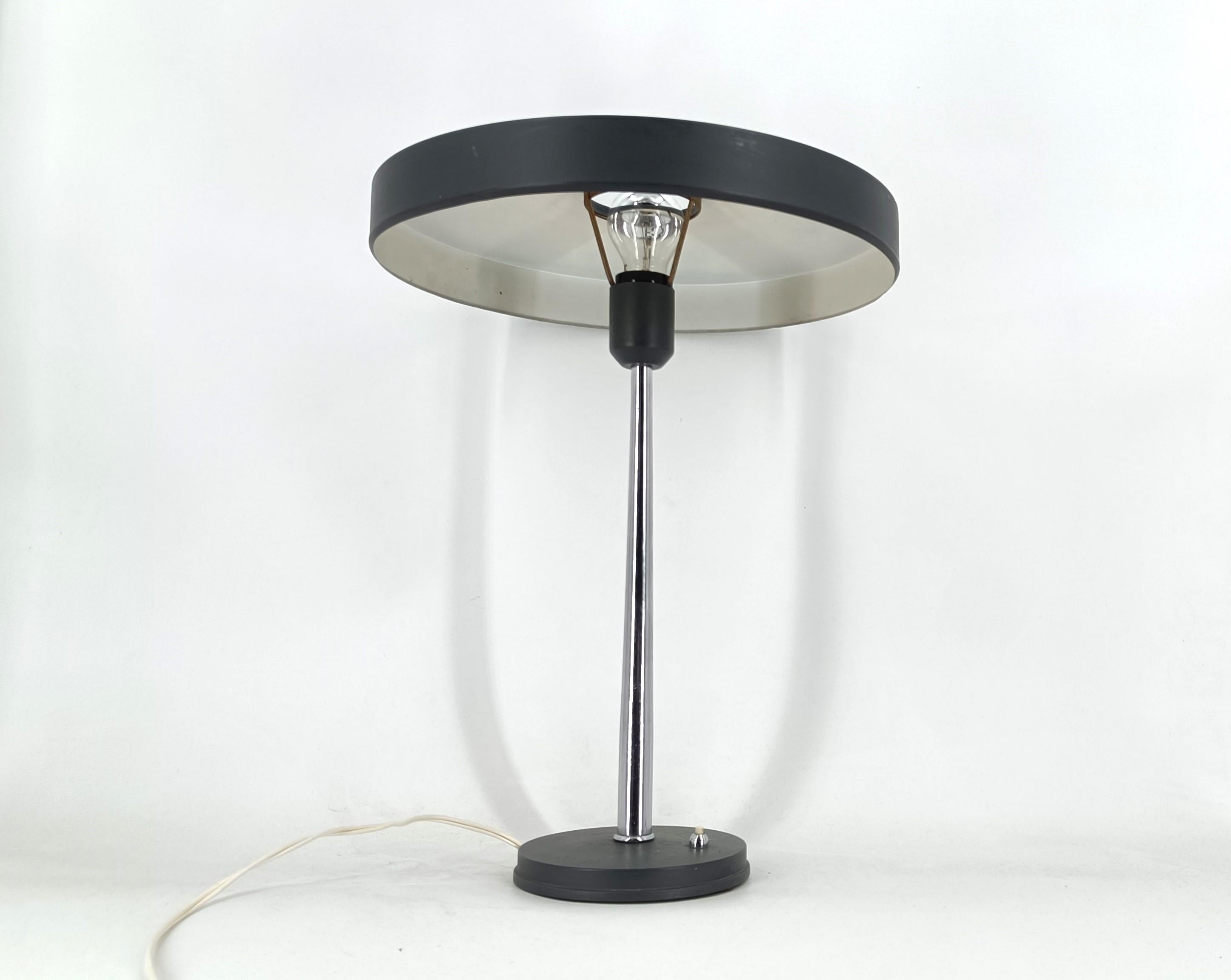 Metà XX secolo Lampada da tavolo vintage Louis Kalff, anni '60 in vendita