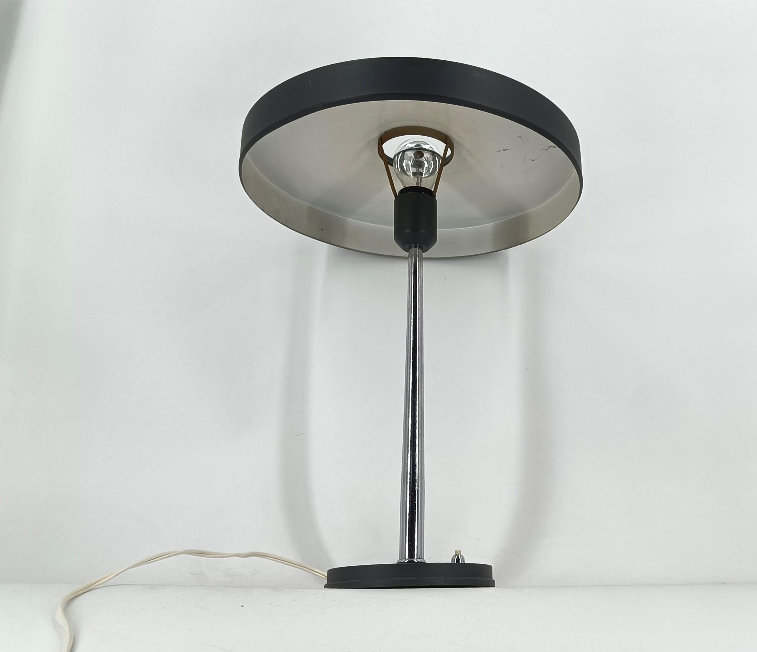 Smalto Lampada da tavolo vintage Louis Kalff, anni '60 in vendita