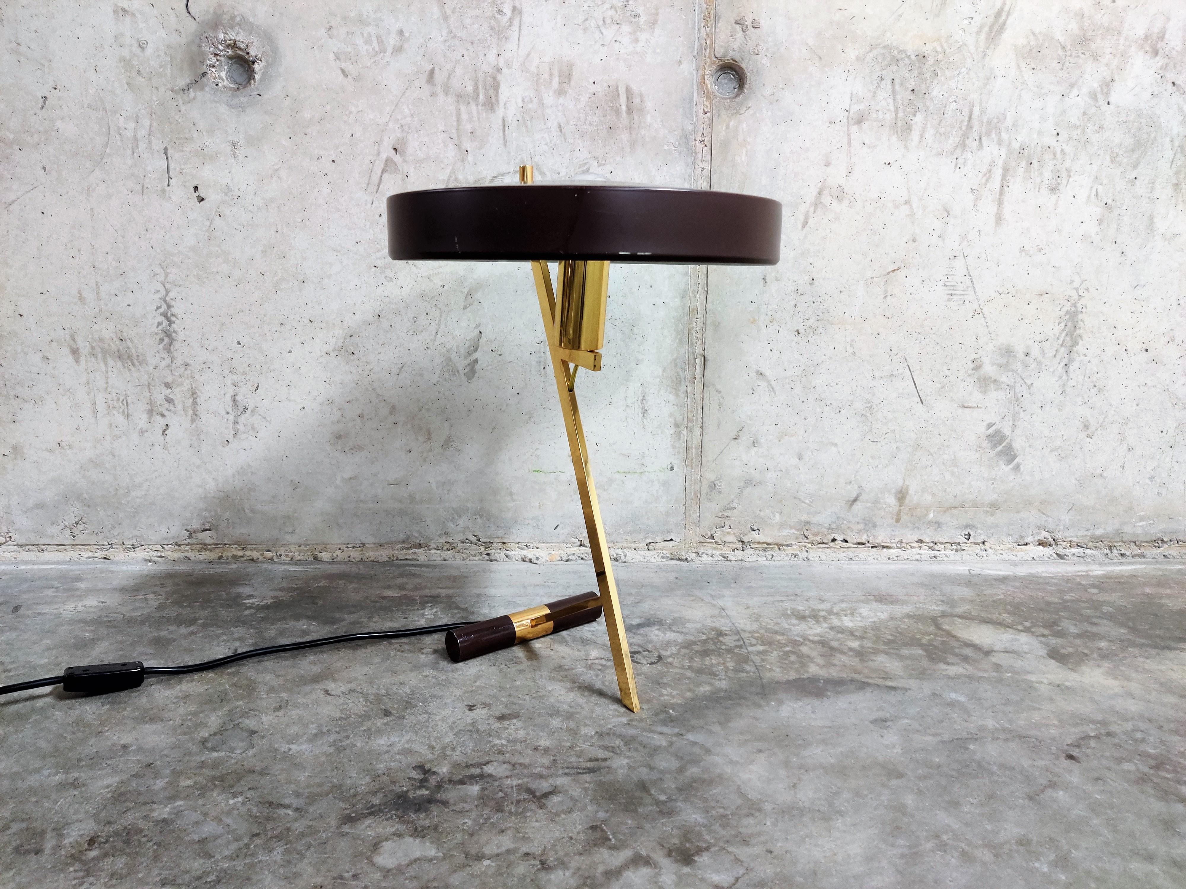 Rare brown version of the Z model or 'diplomat' table lamp designed by Louis Kalff for Philips.

This model is one of Louis Kalff's best designs.

It features a brass Z shaped base with a single light point.

The shade is made of enameled