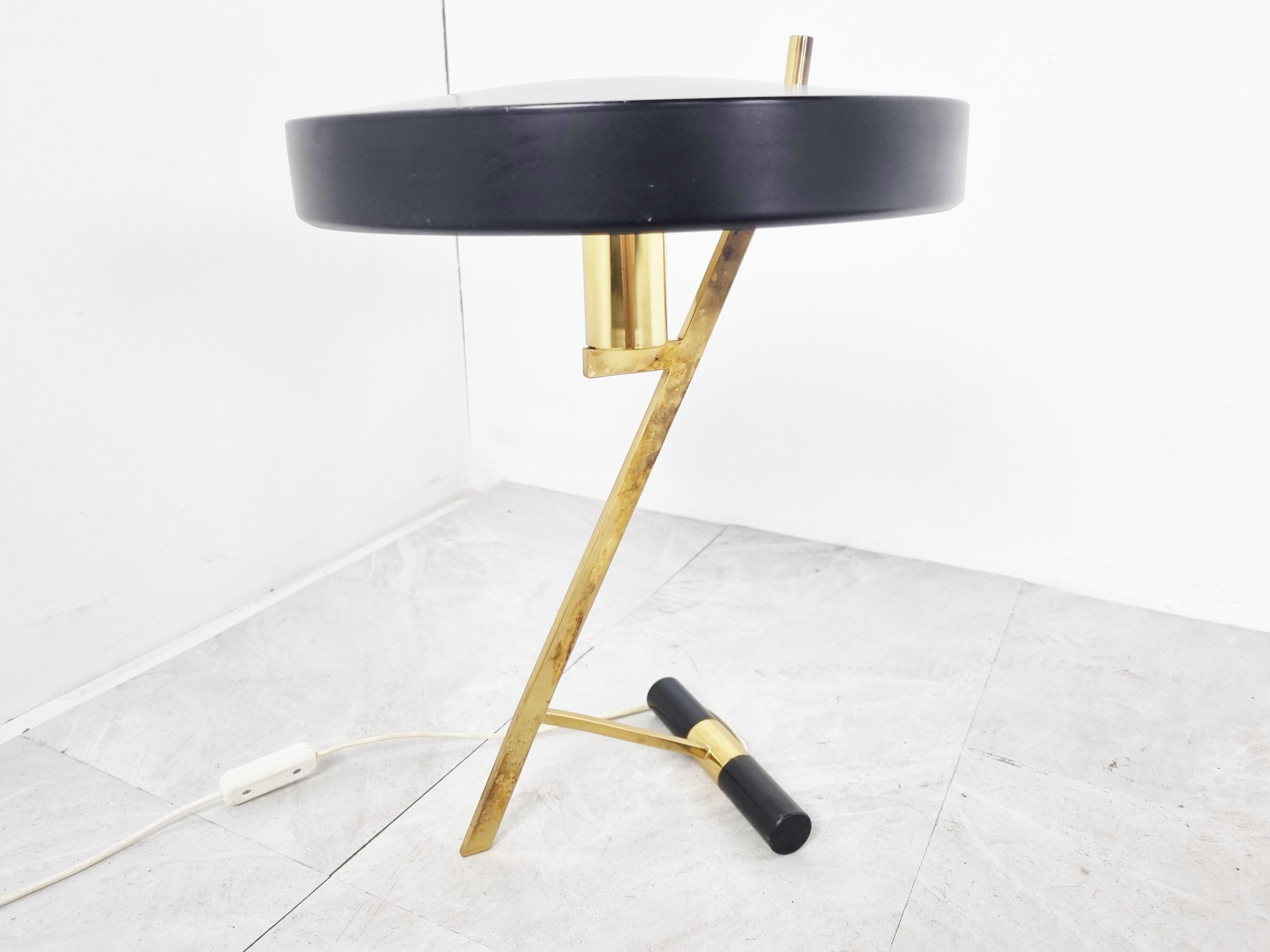 Z model or 'diplomat' table lamp designed by Louis Kalff for Philips.

This model is one of Louis Kalff's best designs.

It features a brass Z shaped base with a single light point.

The shade is made of enamelled aluminum.

Manufactured by