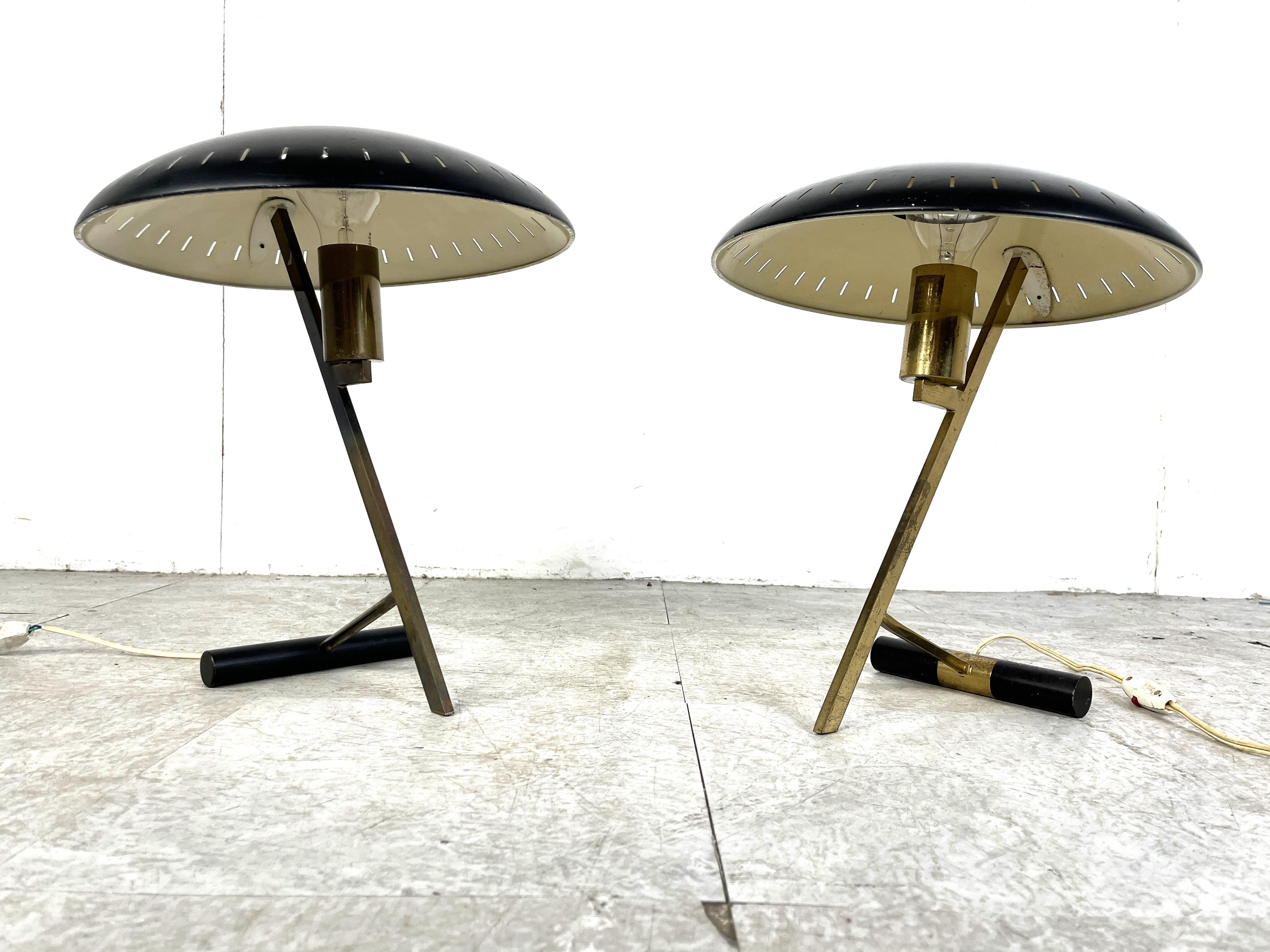 Z model or 'diplomat' table lamps designed by Louis Kalff for Philips.

This model is one of Louis Kalff's best designs.

It features a brass Z shaped base with a single light point.

The ufo styled shade is made of enamelled aluminum.

Manufactured