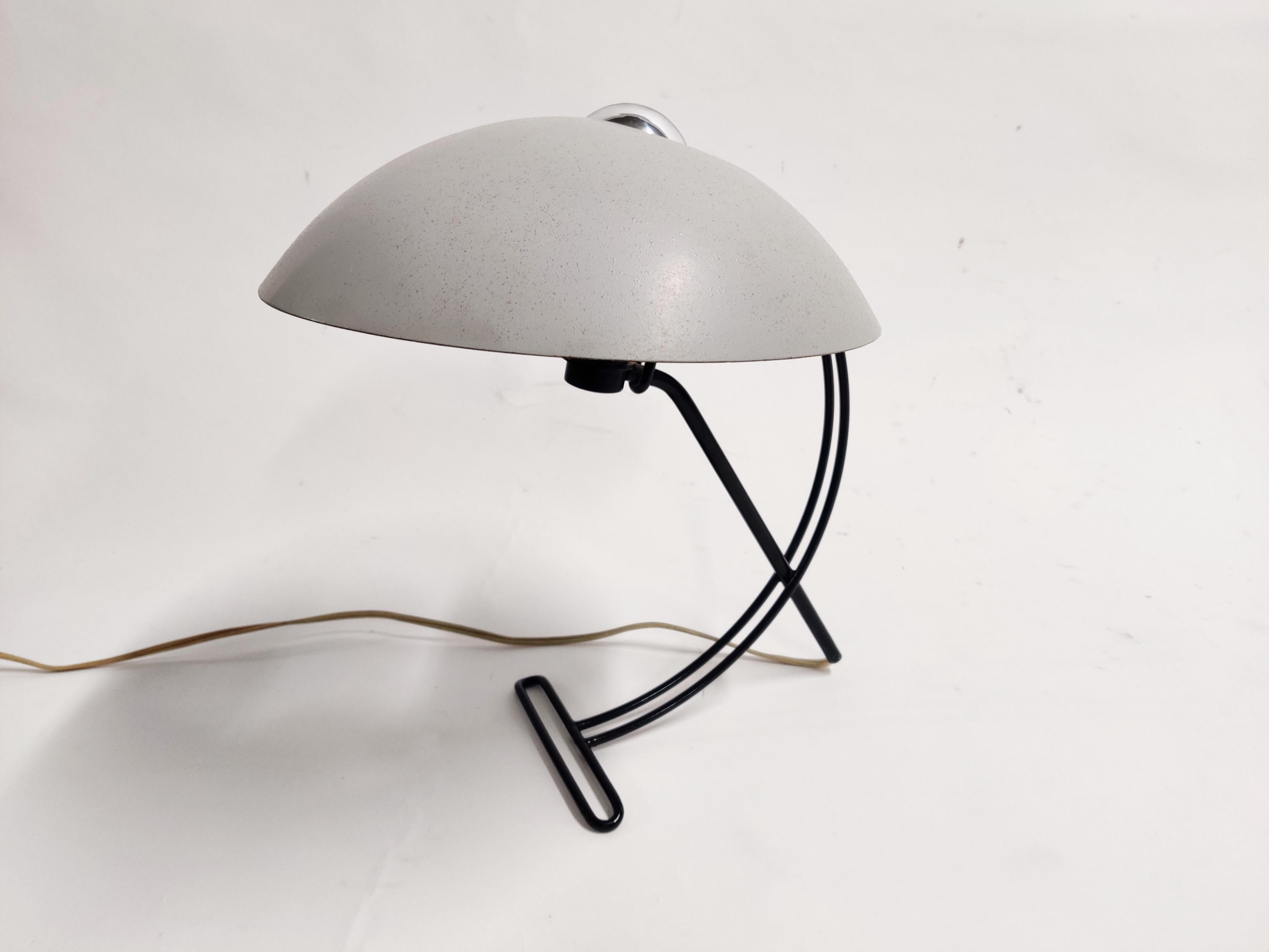 Beautiful and rare modernist desk lamp model 'nb100' by Louis Kalff for Philips.

Original label still partly visible.

Stunning design with a lacquered metal base and a aluminum shade.

Manufactured by the Dutch company Philips.

Good