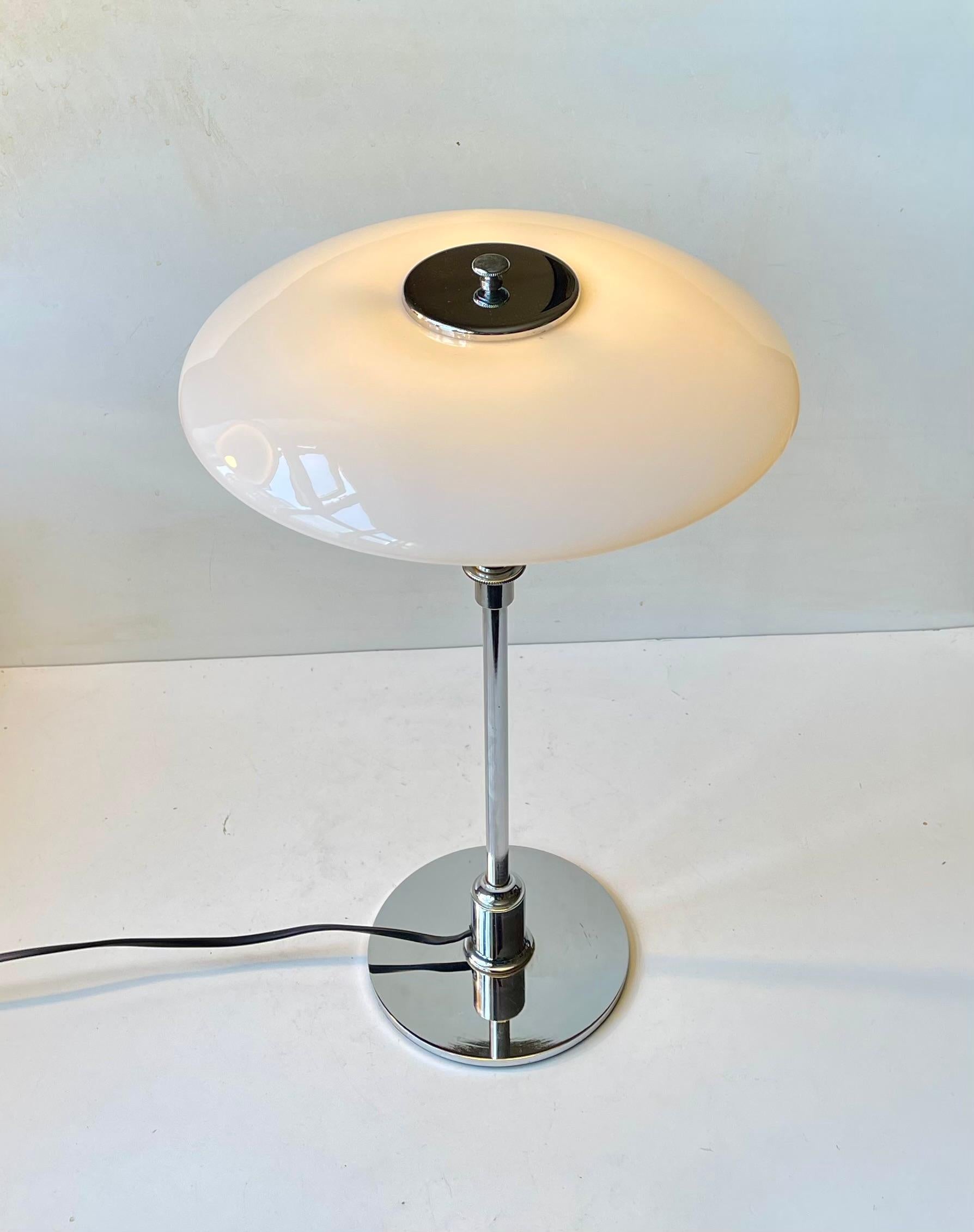 Vintage Louis Poulsen PH 3/2 Table Lamp in Chrome & Opaline Glass In Good Condition For Sale In Esbjerg, DK