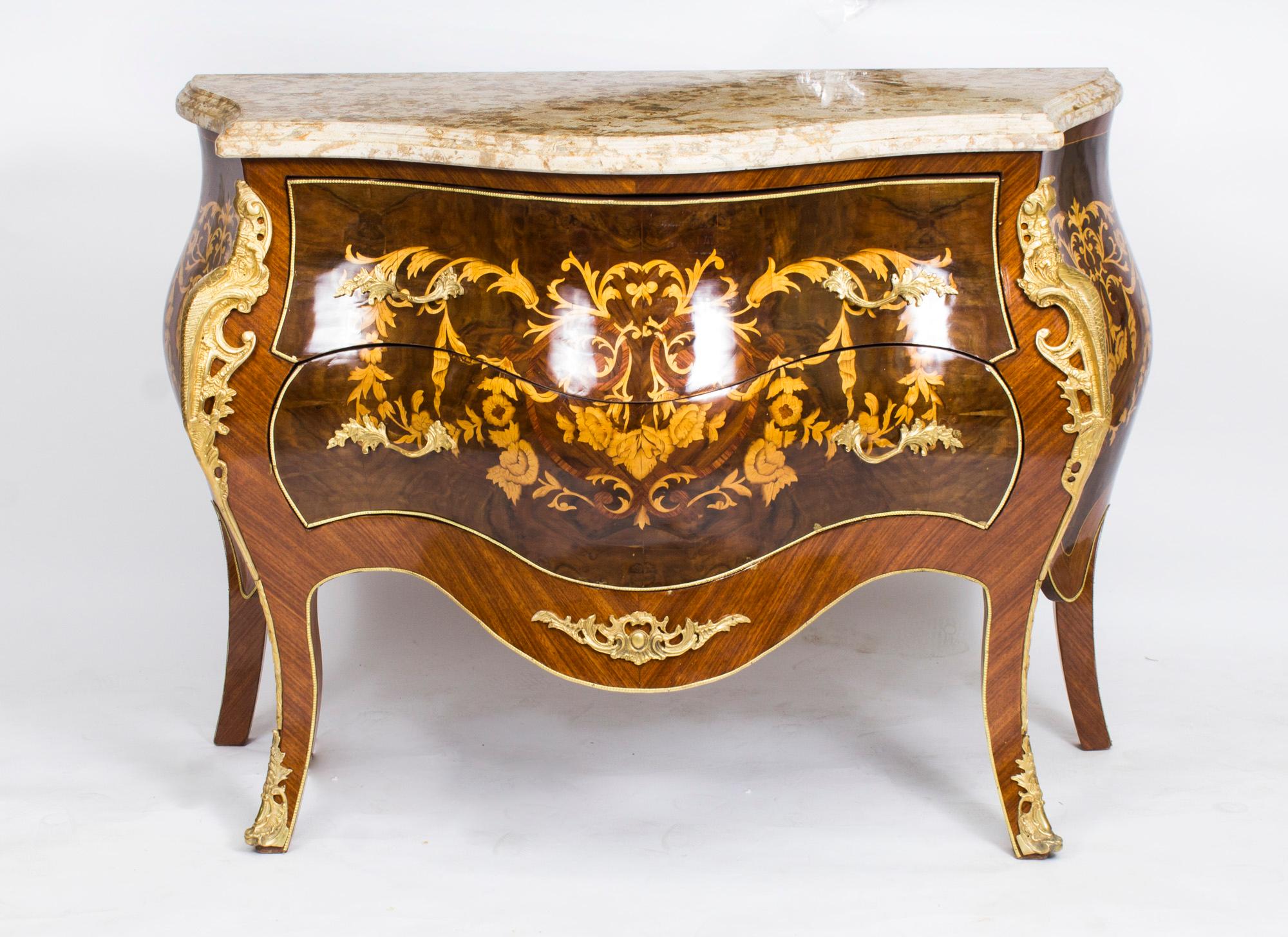 Il s'agit d'une superbe commode Louis revival en marqueterie de bombe, datant du dernier quart du 20e siècle.

Ce magnifique  La commode est fabriquée en bois de noyer et présente une marqueterie florale exquise et des montures en bronze doré. Il