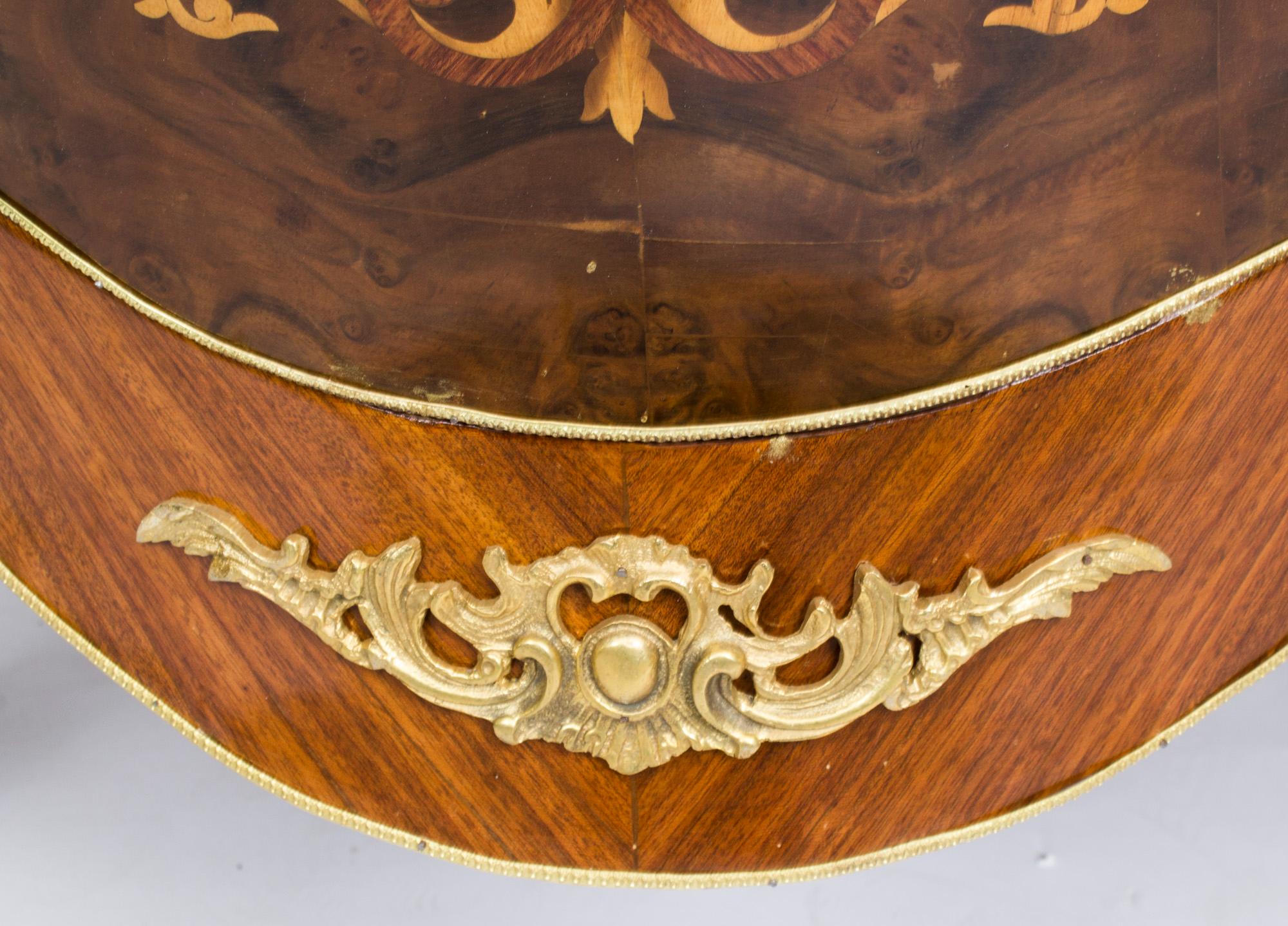 Similoro Cassettone d'epoca Louis Revival intarsiato 20° secolo in vendita