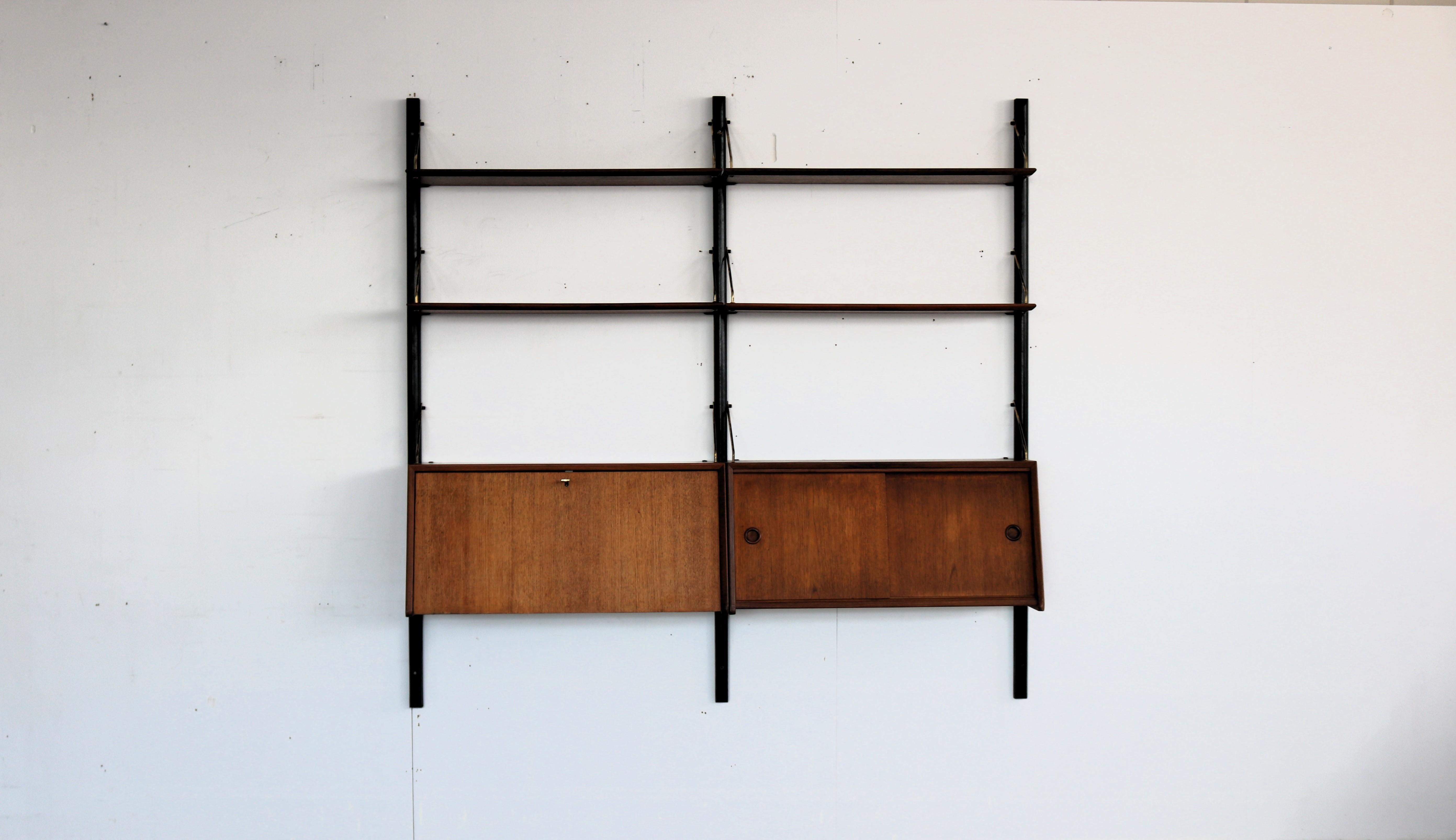 mueble alto vintage  Louis Van Teeffelen  Wébé

periodo  1960s
diseño  Louis Van Teeffelen  Wébé  Países Bajos
condición  bien  pequeños signos de uso
talla  170 x 174 x 33 (hxbxd)

detalles  teca; latón;