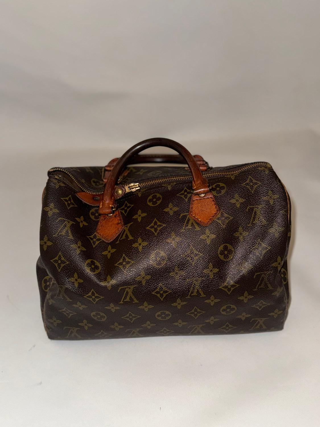 Eine wunderschöne Vintage-Handtasche von Louis Vuitton. Dies ist ein Monogramm Leinwand und Leder Vintage Speedy Tasche. Hergestellt in Frankreich, Seriennummer V1871, gestempelt 307 auf dem Vorhängeschloss - leider kein Schlüssel. 
Maße: Breite