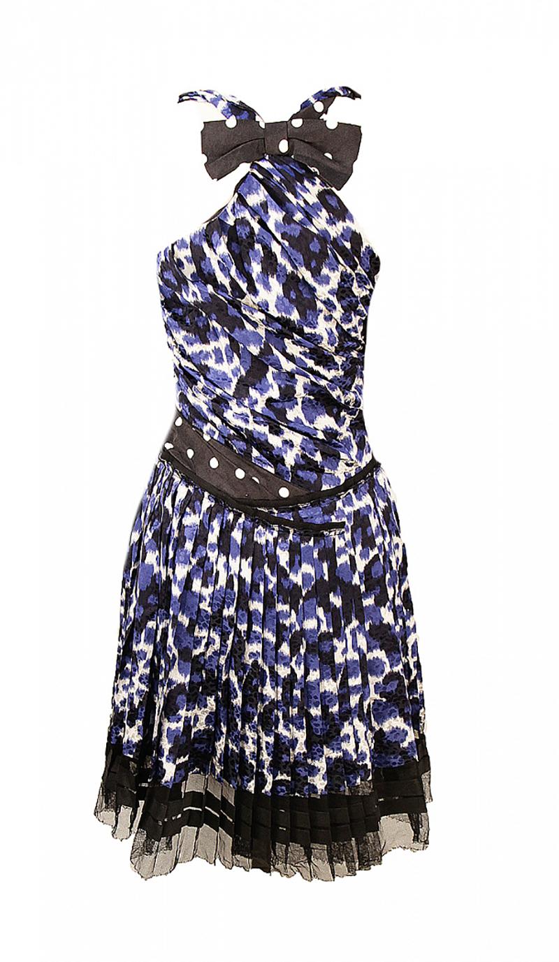 LOUIS VUITTON 

This Louis Vuitton summer dress is made of silk with a blue and white print.

Fitted silhouette, flared draped skirt.

 The back is decorated with a polka dot bow.

France, 2010s. 

Content: 100% silk

Bust 35.4 in
Waist 30.7