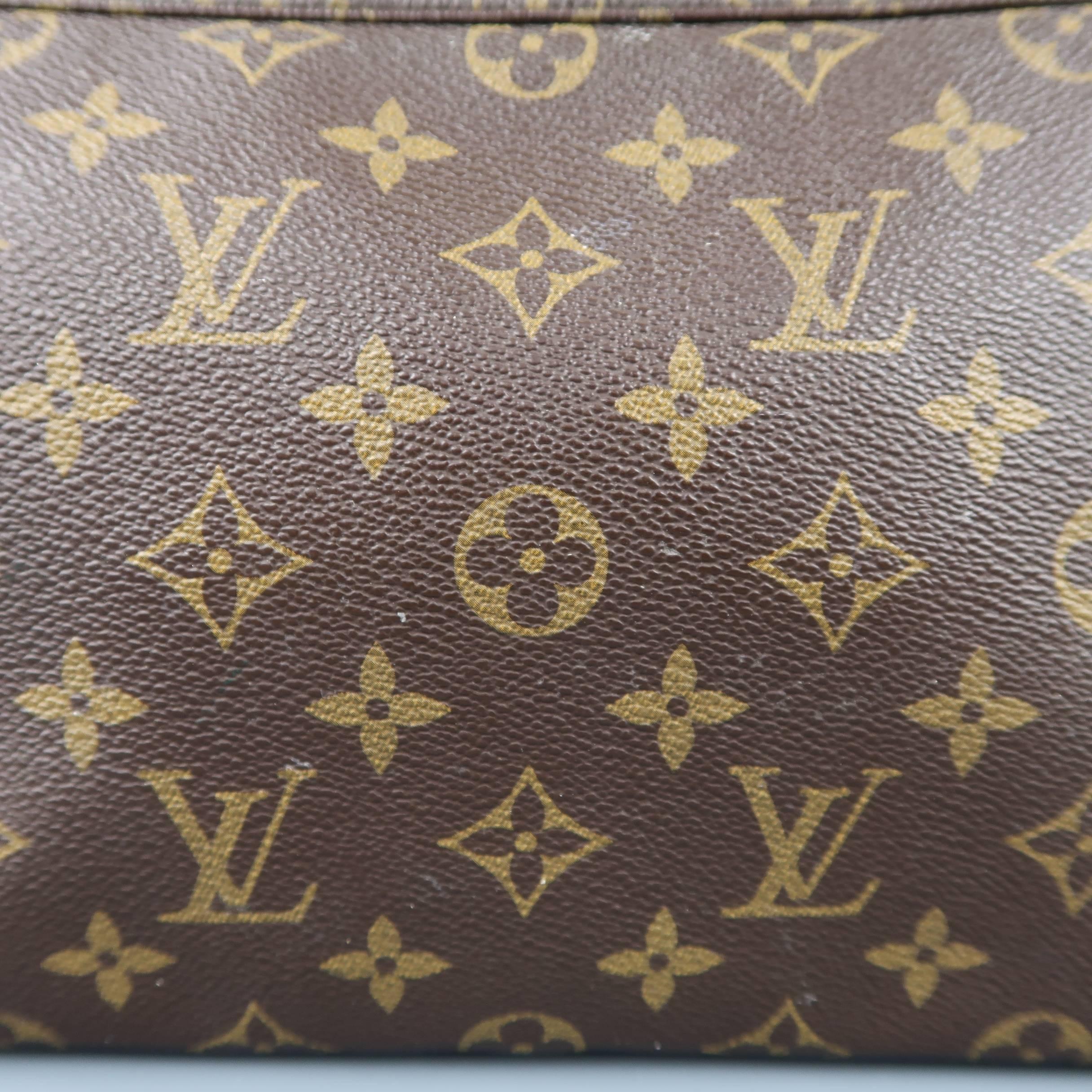 Vintage LOUIS VUITTON Trousse Toilette 28 toiletry bag comes in classic monogram coated canvas with a beige interior and top zip closure. Wear throughout. As-is. Made in France.
 
Fair Pre-Owned Condition.
 
Measurements:
 

    Length: 10.75 in.
  