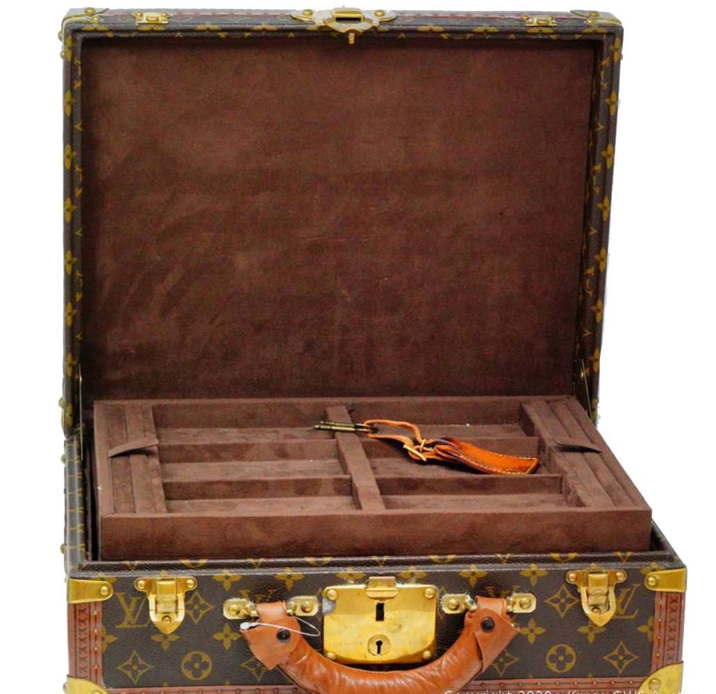 Louis Vuitton Custom Monogram Travel Jewelry Case with 4 Trays in excellent condition. Signature monogram canvas exterior trimmed with lozine edges, brass hardware and tan leather. Front triple latch closure opens to a brown microsuede lined