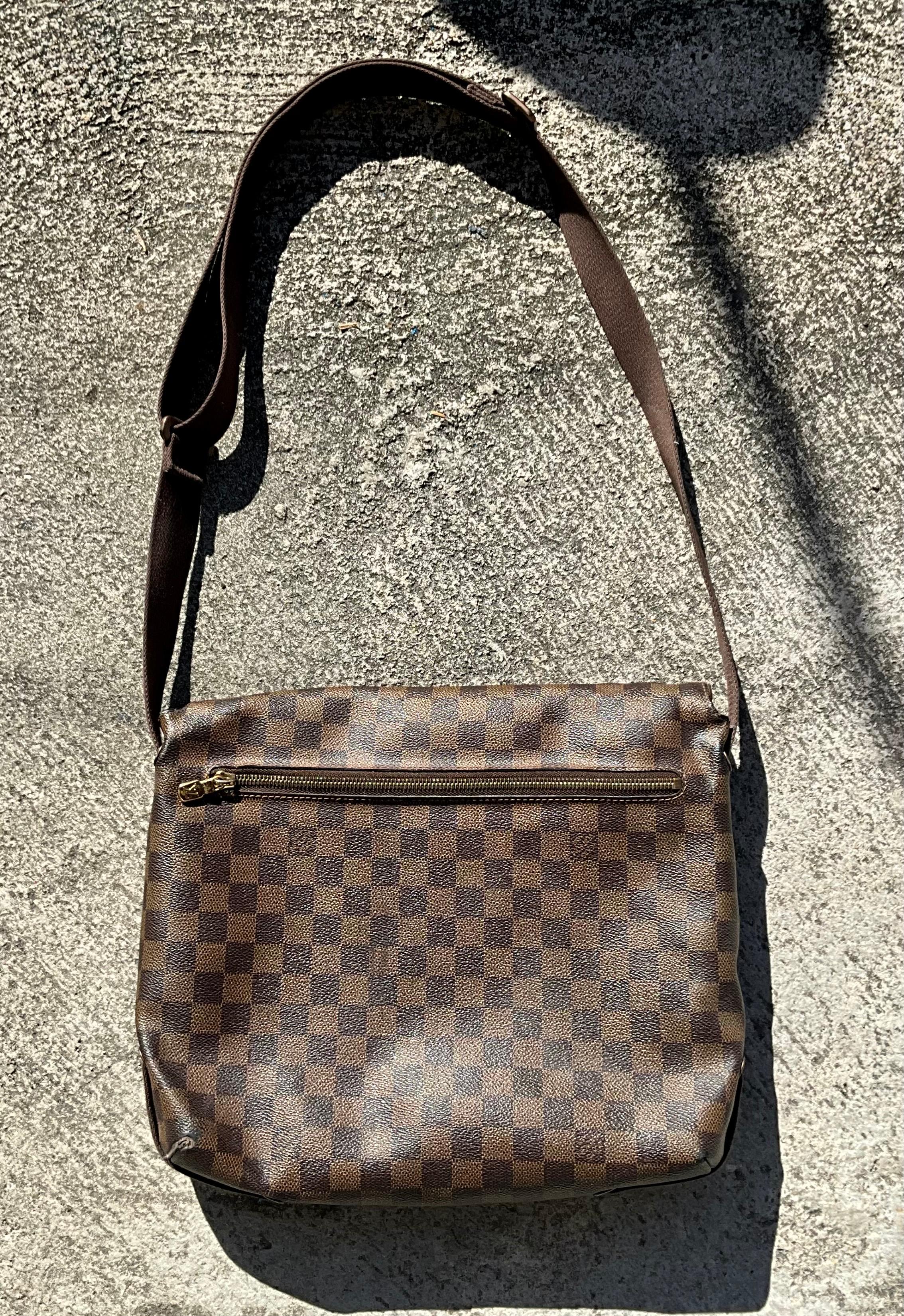 Women's or Men's Vintage Louis Vuitton Damier Ebene Messenger Bag For Sale