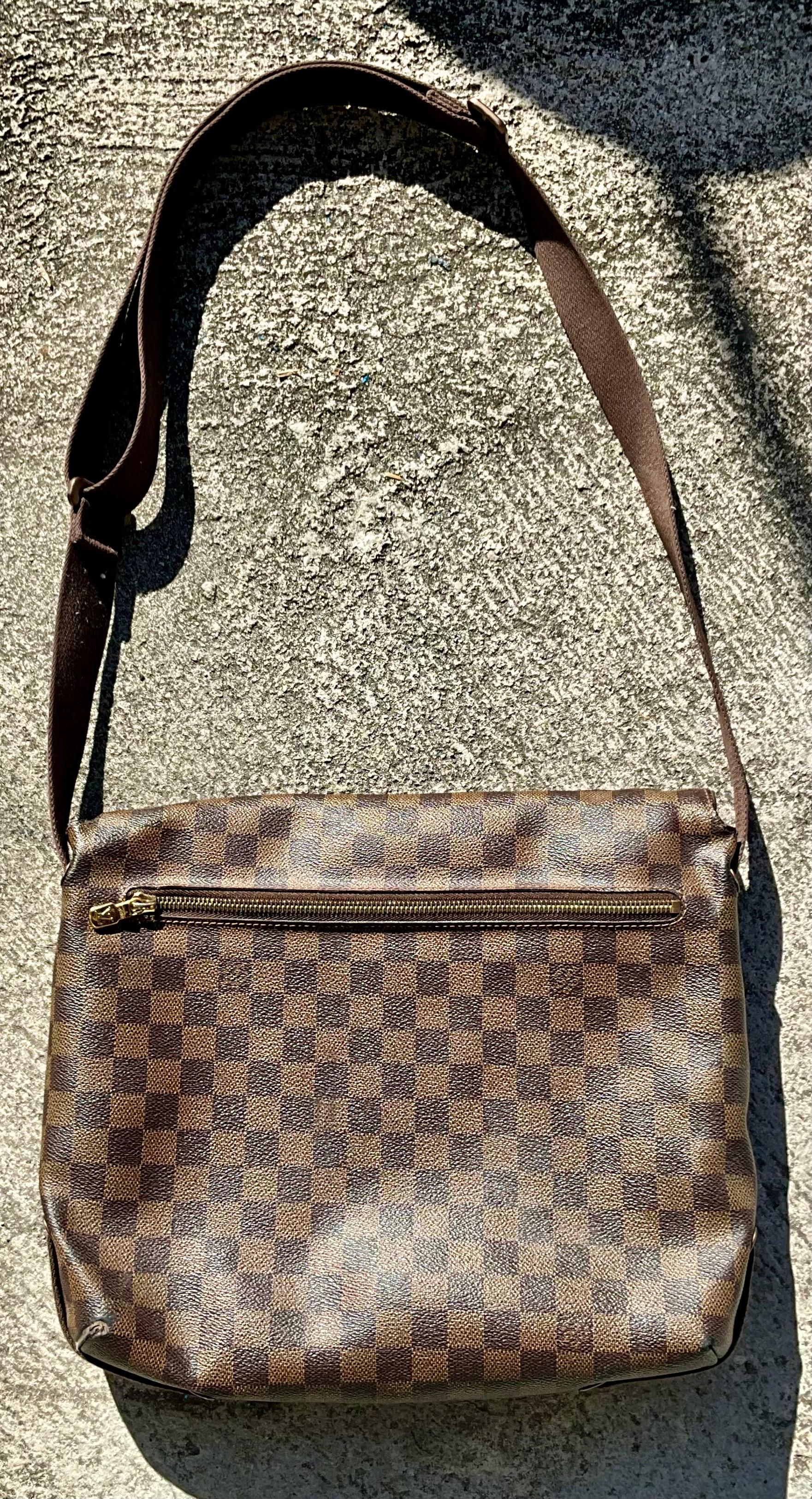 Vintage Louis Vuitton Damier Ebene Messenger Bag For Sale 1