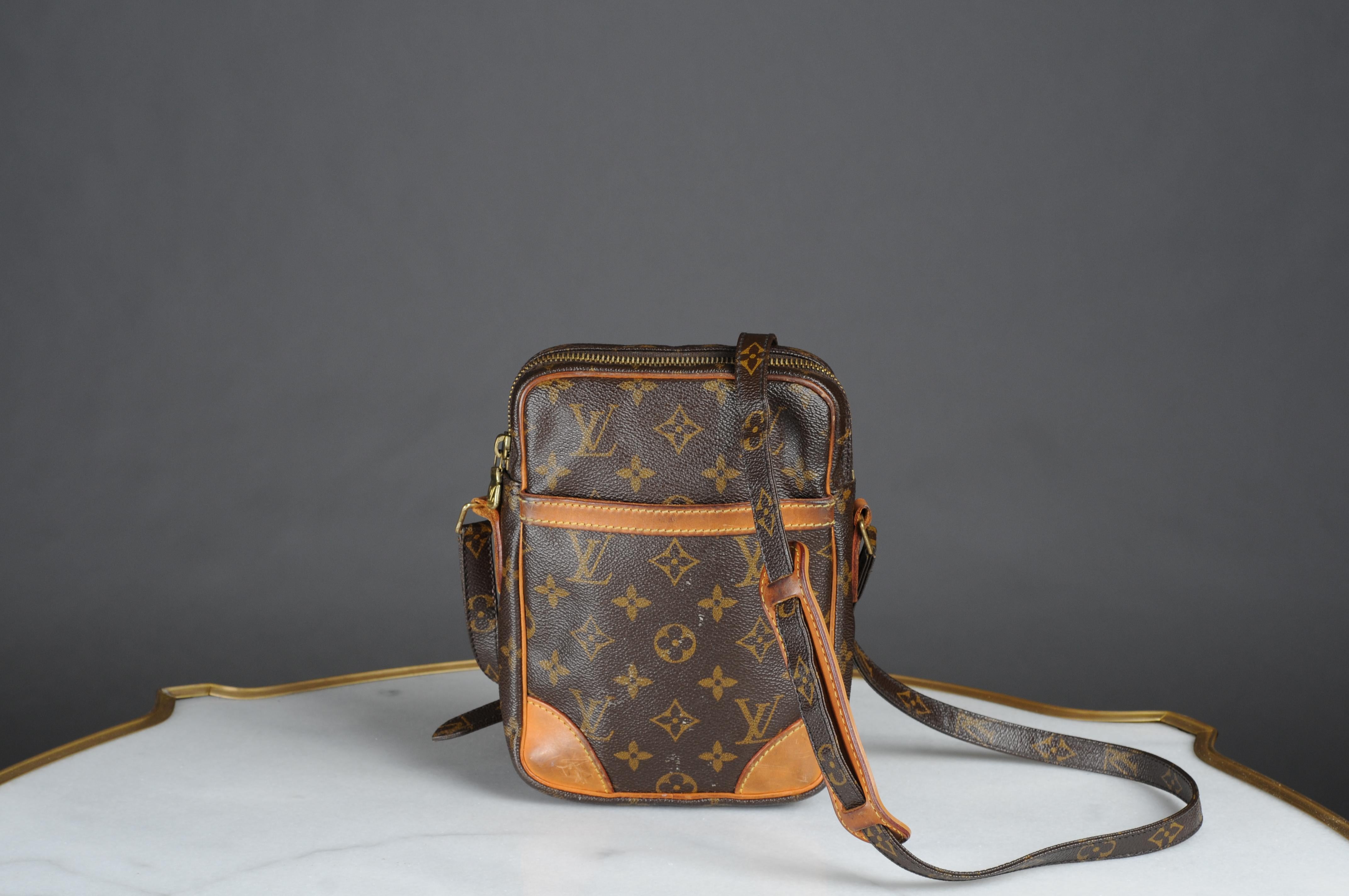 Authentique monogramme DANUBE de Louis Vuitton. Le sac est en excellent état, l'intérieur du sac est en excellent état, tous les sacs sont en bon état et utilisables, légère usure, légère patine, très petites marques et très forte usure sur les