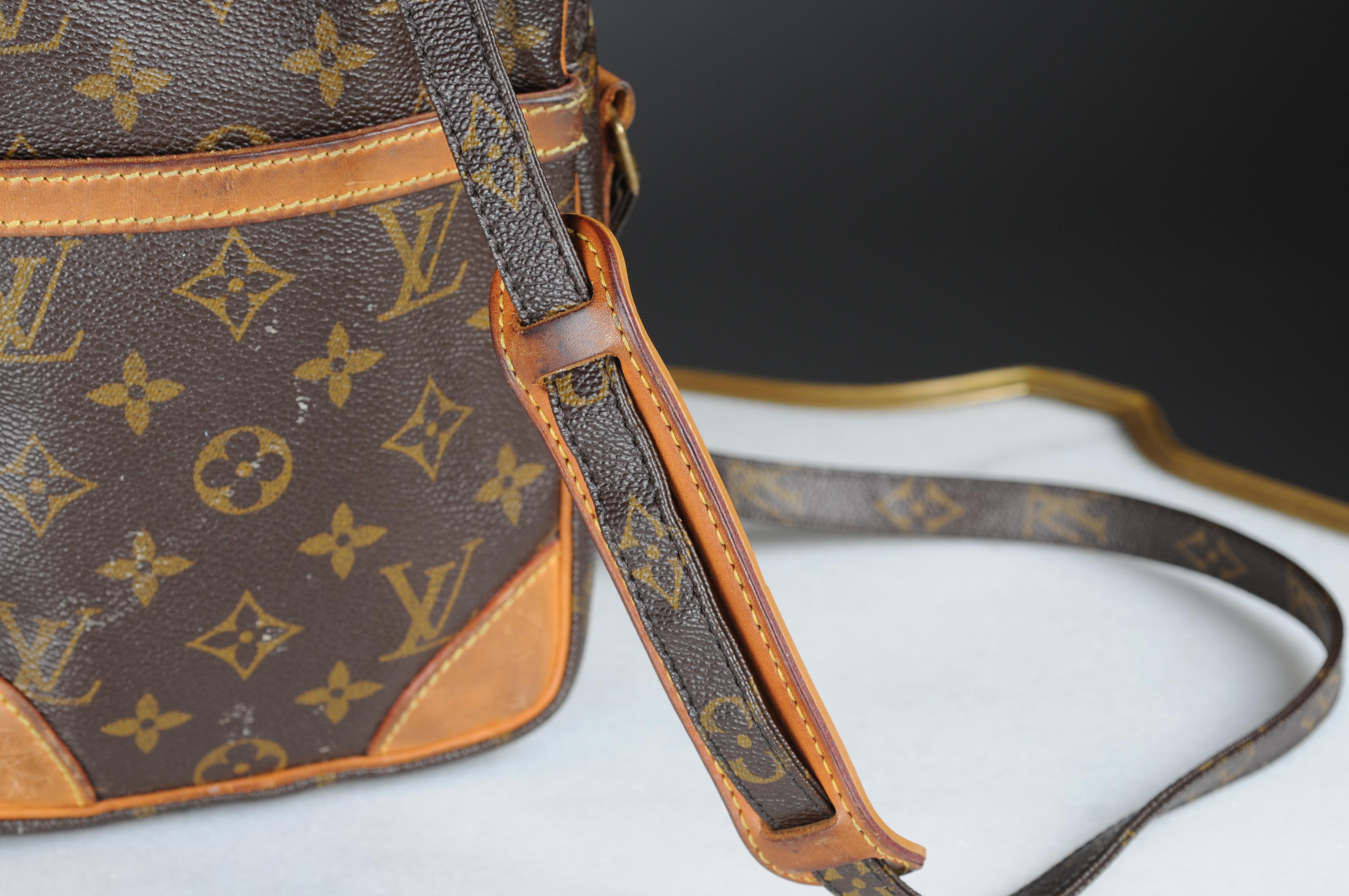 Vintage Louis Vuitton Danube  Crossbody Bag Canvas  In Fair Condition For Sale In 10707, DE