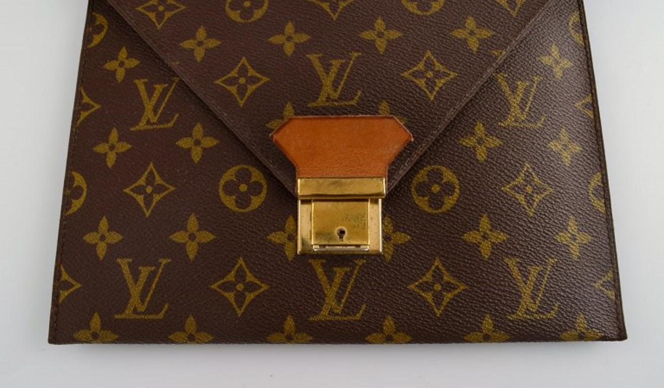 Vintage Louis Vuitton-Essteller-Taschentasche. Monogram Leinwand, ca. 1970er Jahre.
Maße: 24 x 20 cm.
Abnehmbarer Schultergurt.
In ausgezeichnetem Zustand.