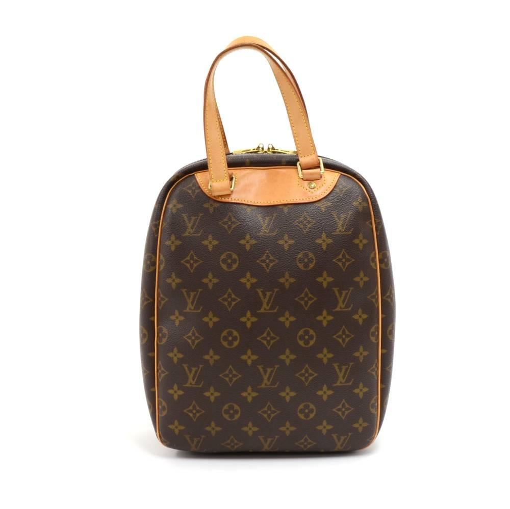 Vintage Louis Vuitton Excursion in monogram canvas. Elegant shape bag is secured with a full round double brass zipper for super easy access. Inside has washable beige lining and one large open side pocket. Hand-held travel bag provides practical